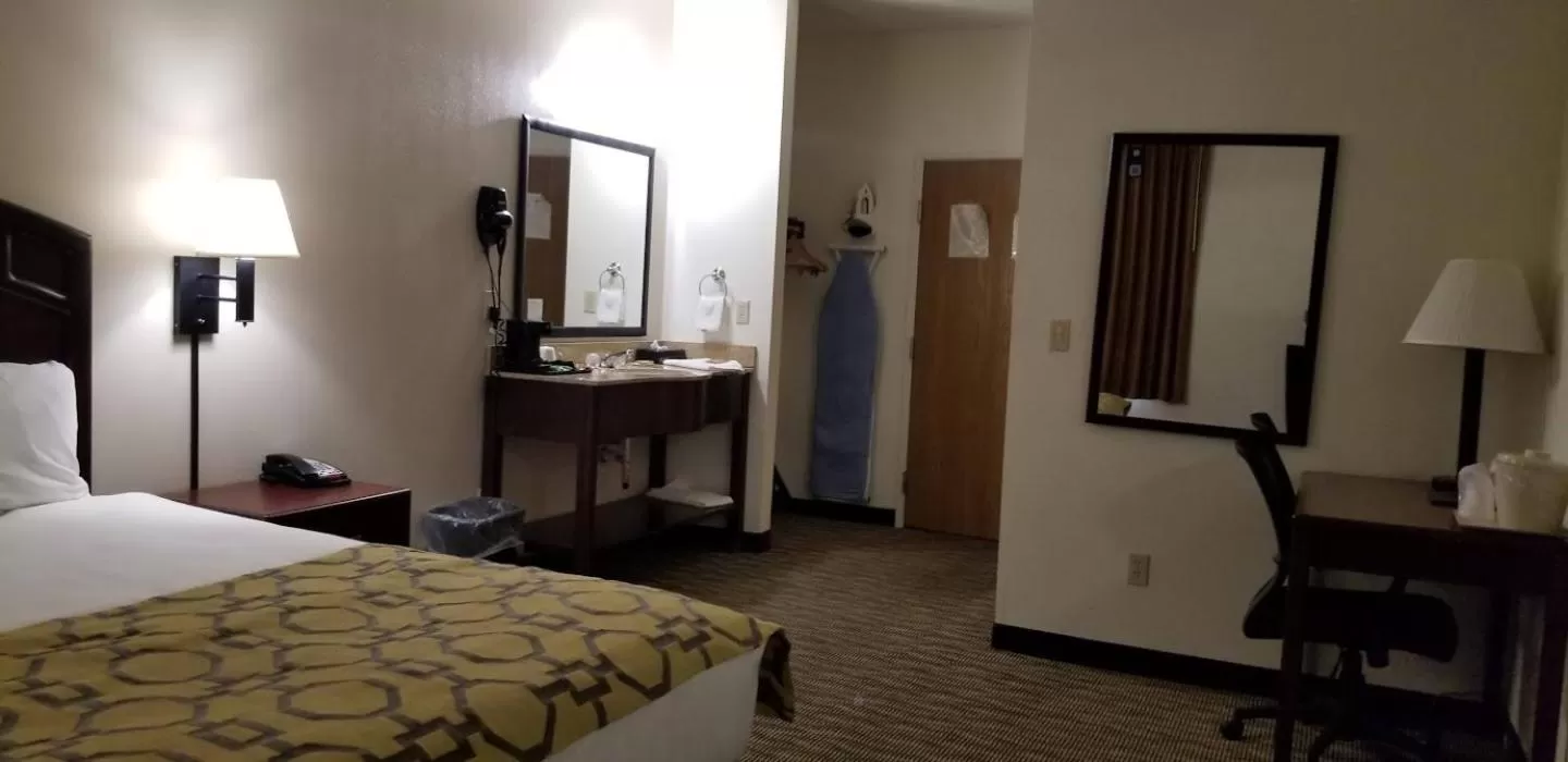 Hot Tub, Bed in Baymont by Wyndham Harlan