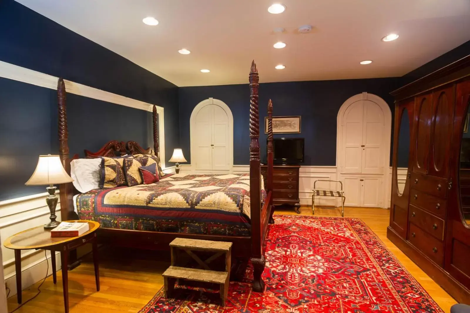 Property building, Bed in The Inn at Lincoln Square Property building, Bed in The Inn at Lincoln Square