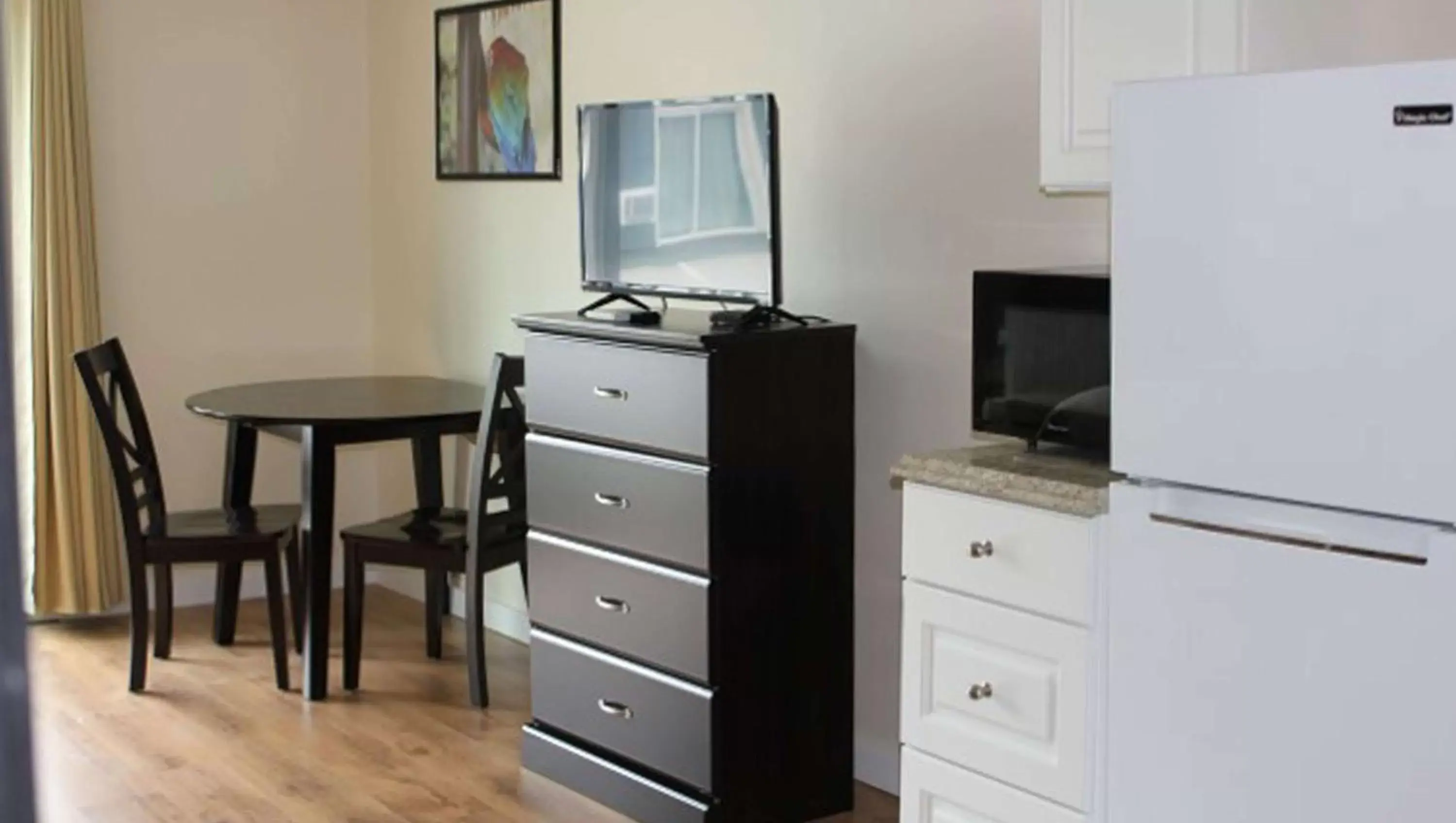 Photo of the whole room, TV/Entertainment Center in Colonial Inn Ellsworth