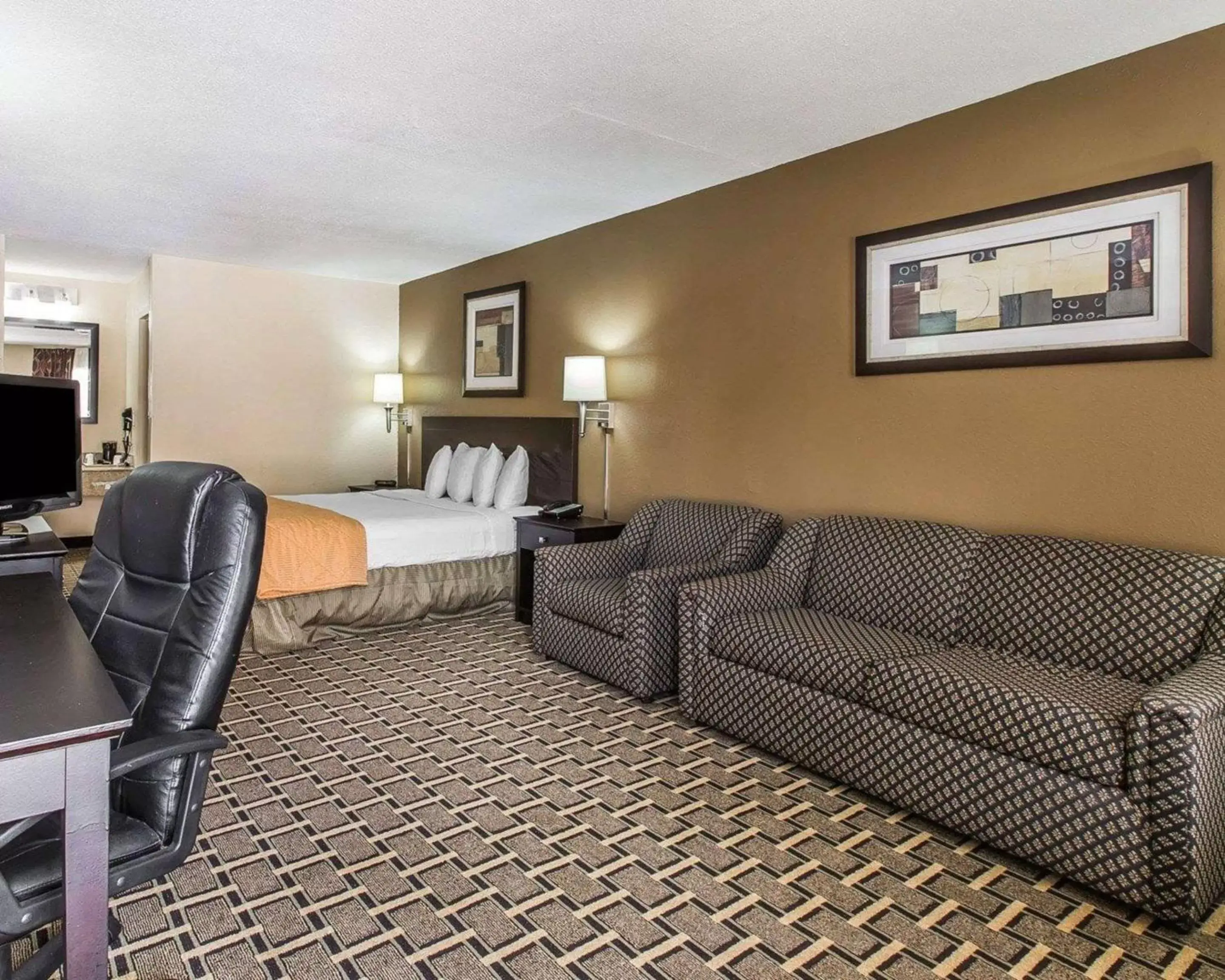 Photo of the whole room, Seating Area in Quality Inn Kingsland