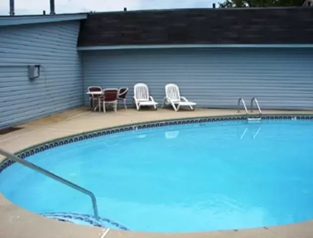 Swimming Pool in Knights Inn - Columbia