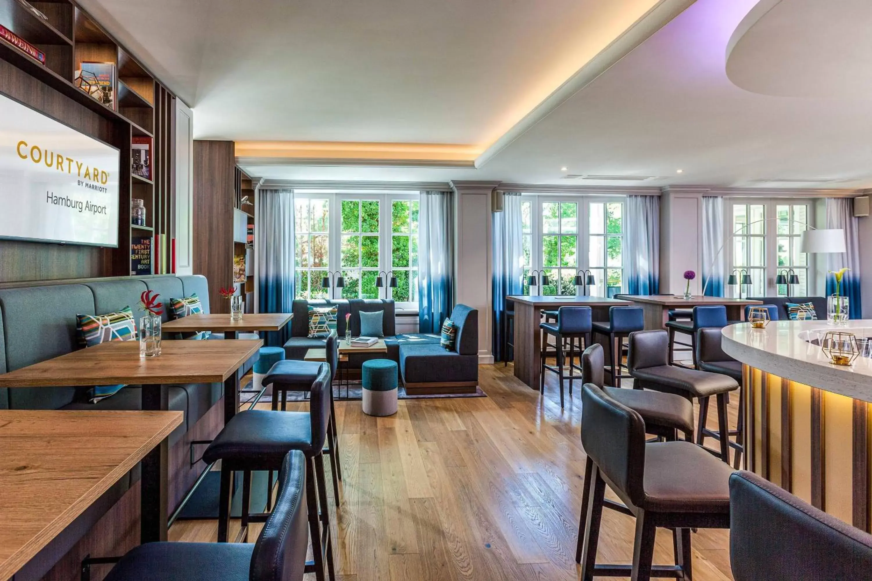 Lounge or bar, Restaurant/Places to Eat in Courtyard by Marriott Hamburg Airport