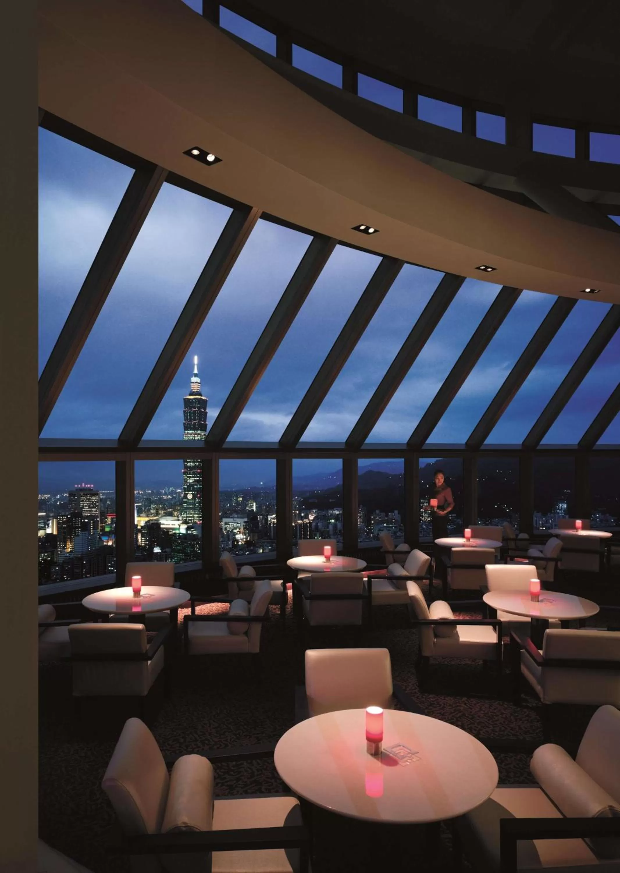 Lounge or bar in Shangri-La Far Eastern, Taipei