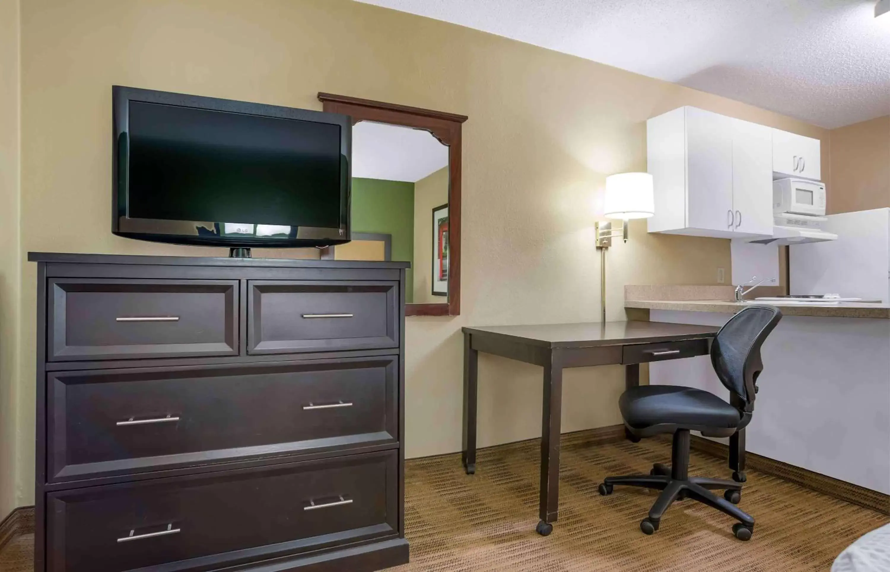 Bedroom, TV/Entertainment Center in Extended Stay America Suites - Mobile - Spring Hill