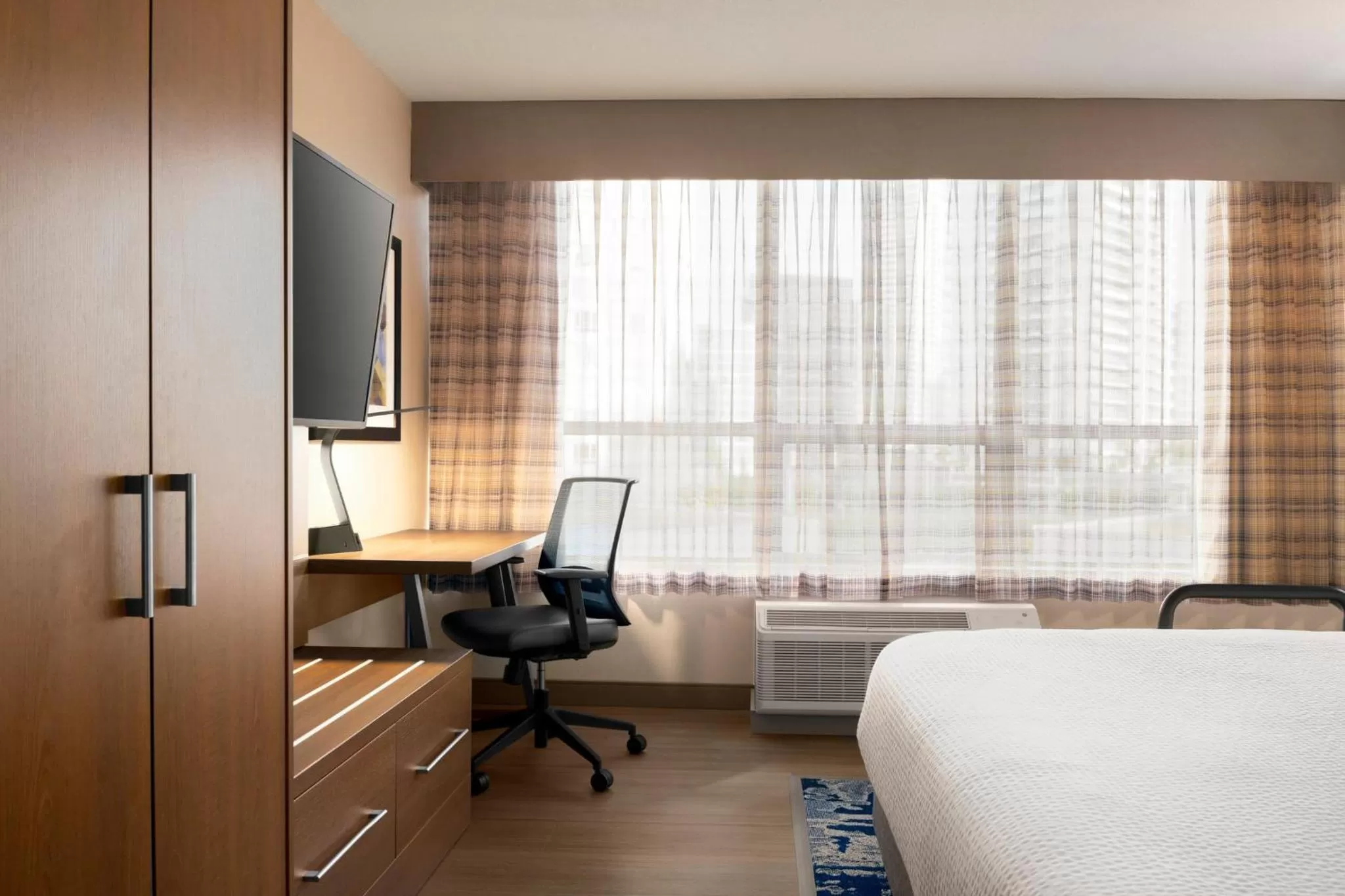 Photo of the whole room, Bed in Holiday Inn Express Vancouver-Metrotown (Burnaby)