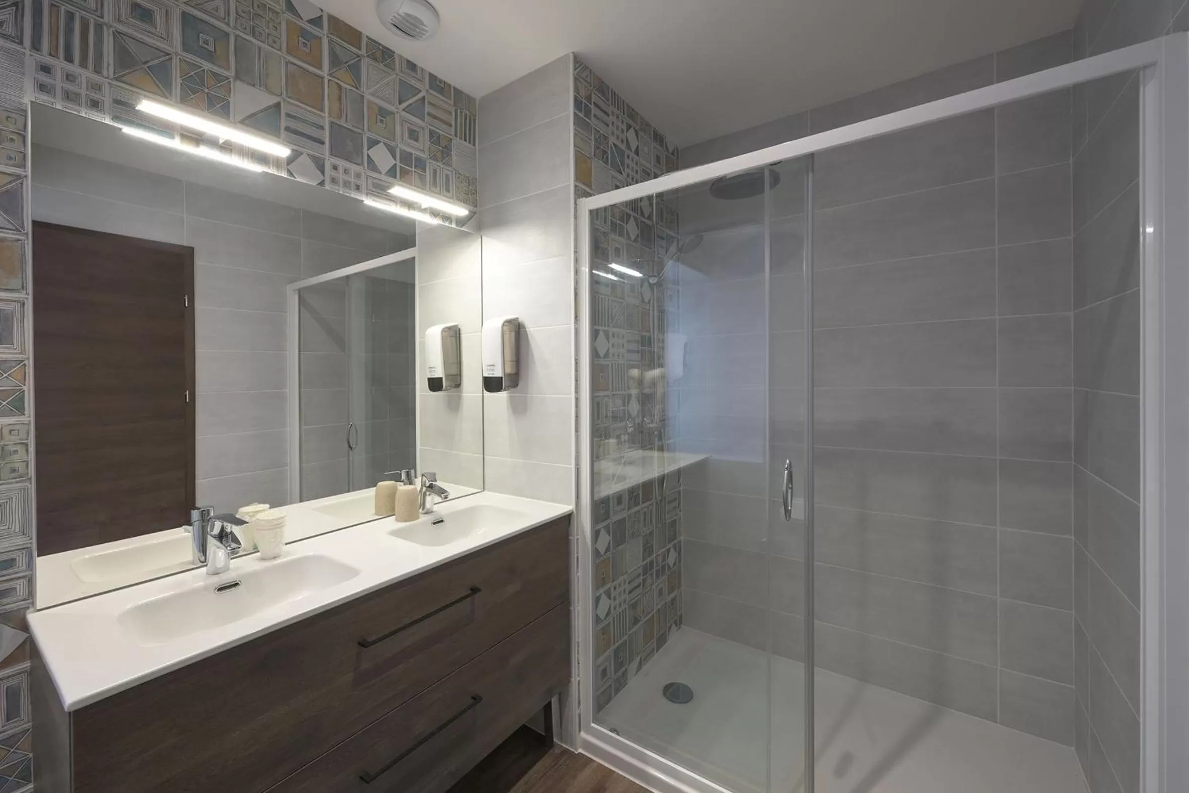 Shower in Hotel De La Croisée