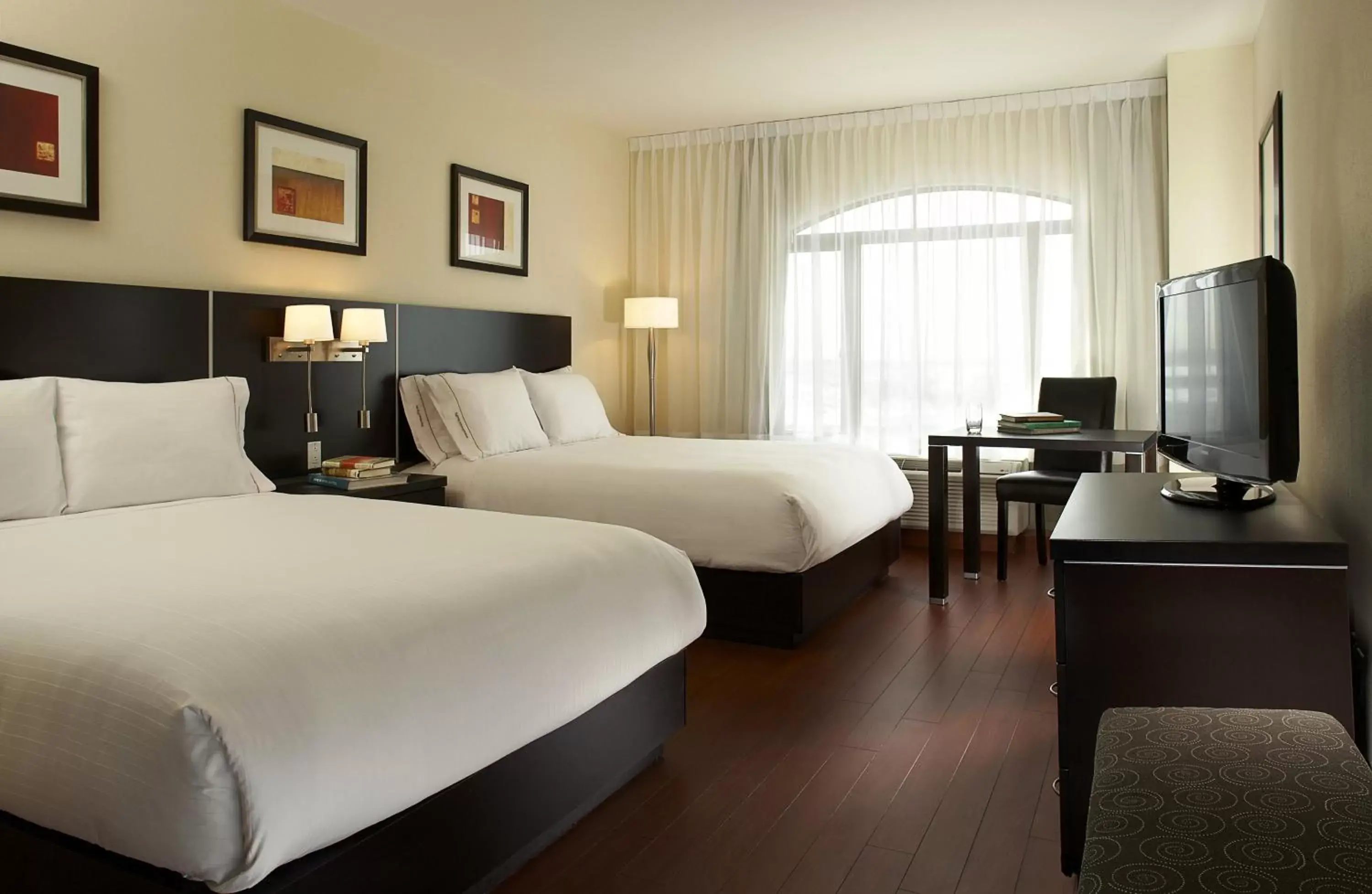 Photo of the whole room, Bed in Holiday Inn & Suites Montreal Airport