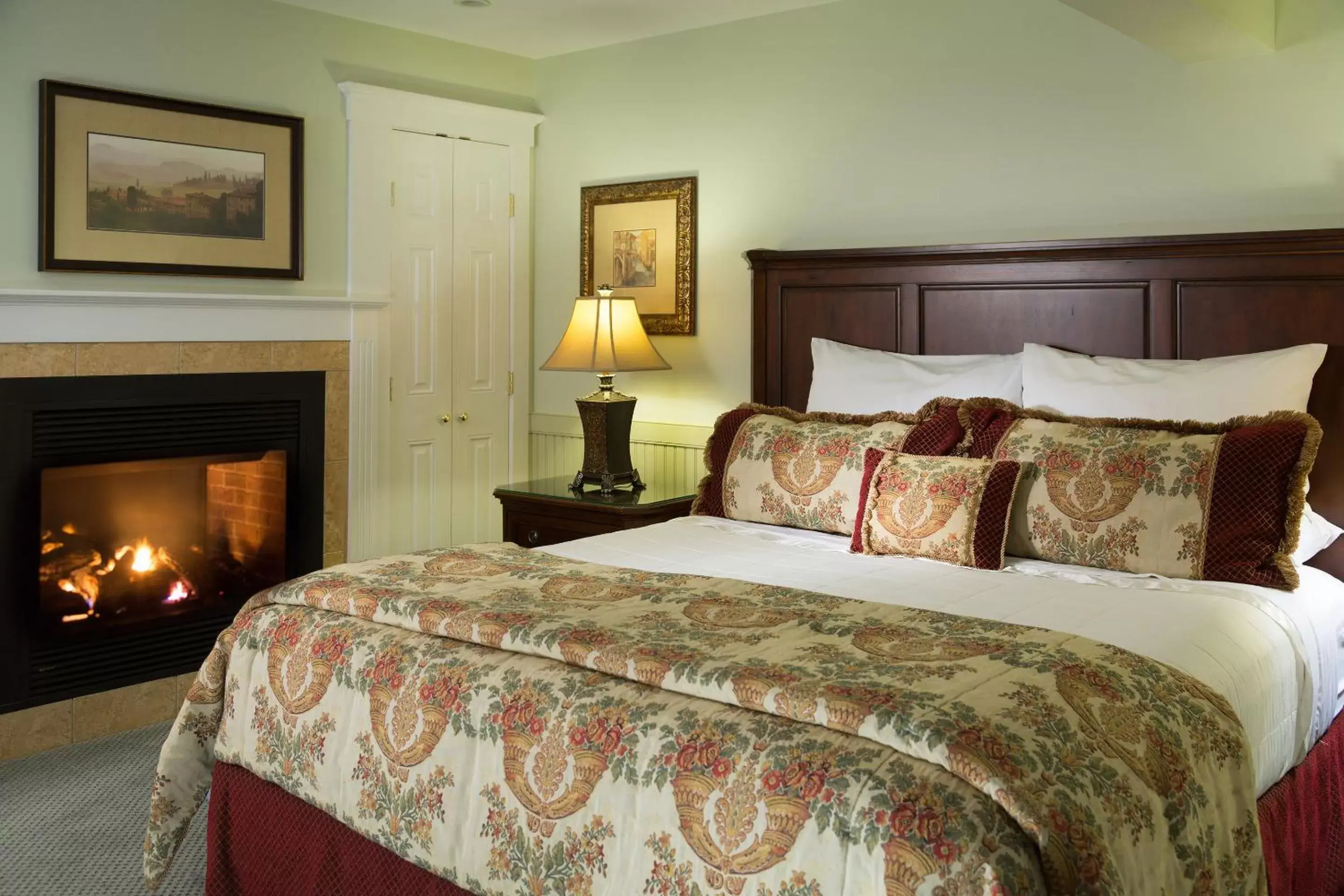 Bedroom, Bed in Grand Harbor Inn