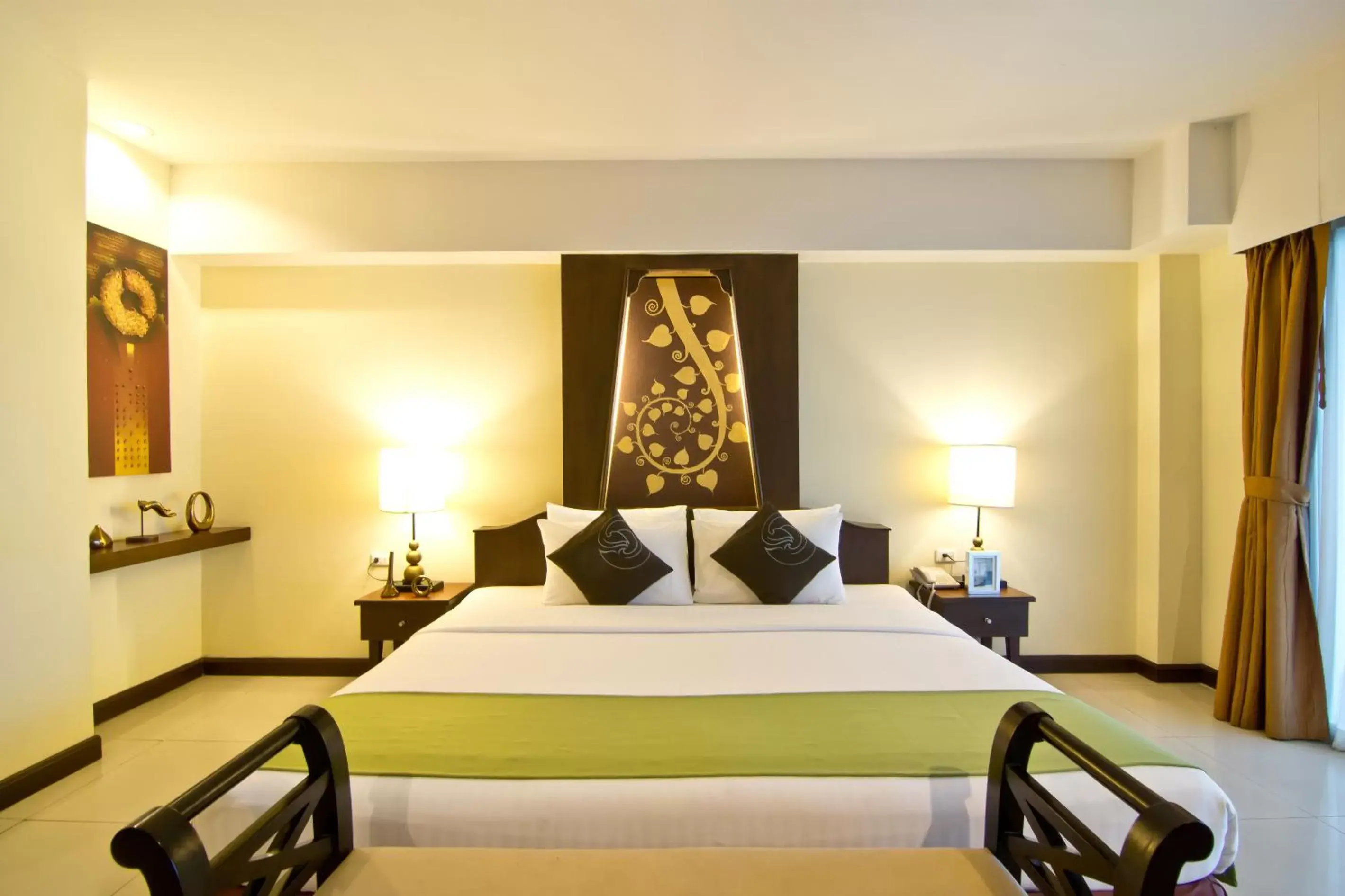 Grand Deluxe Double Room in Golden Sea Pattaya - SHA Extra Plus