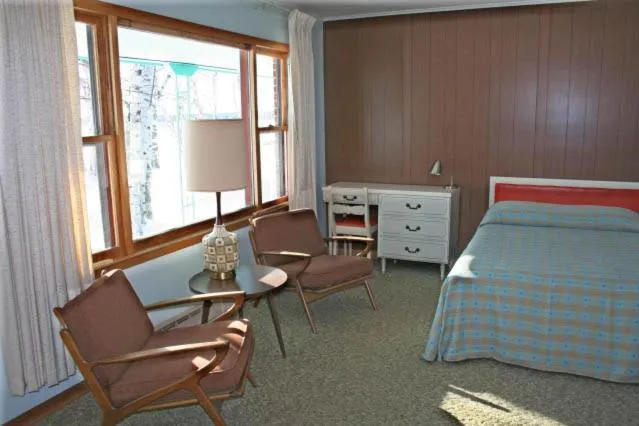 Property building, Bed in Historic Birch Lodge and Motel