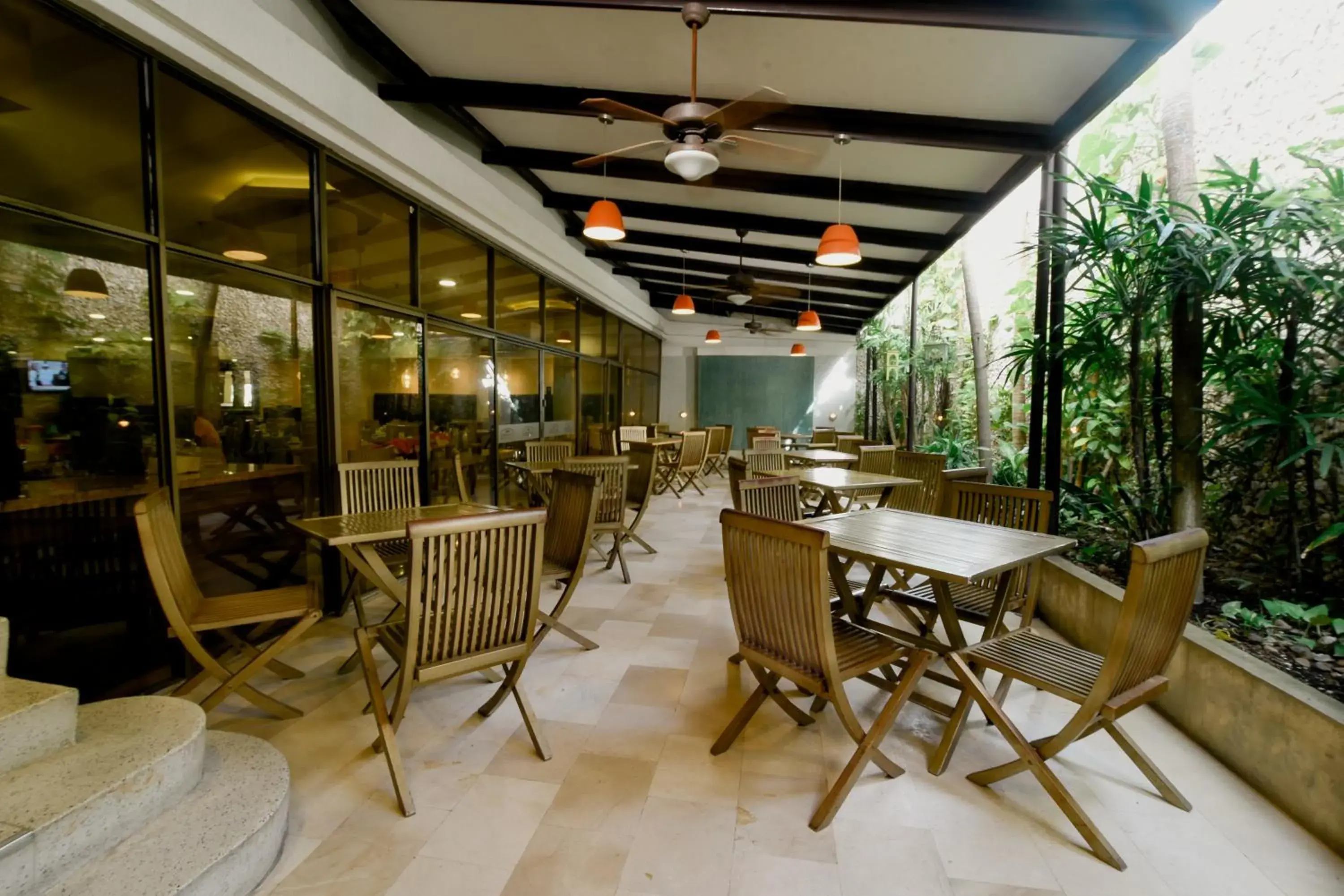 Restaurant/Places to Eat in Howard Johnson Hotel Versalles Barranquilla