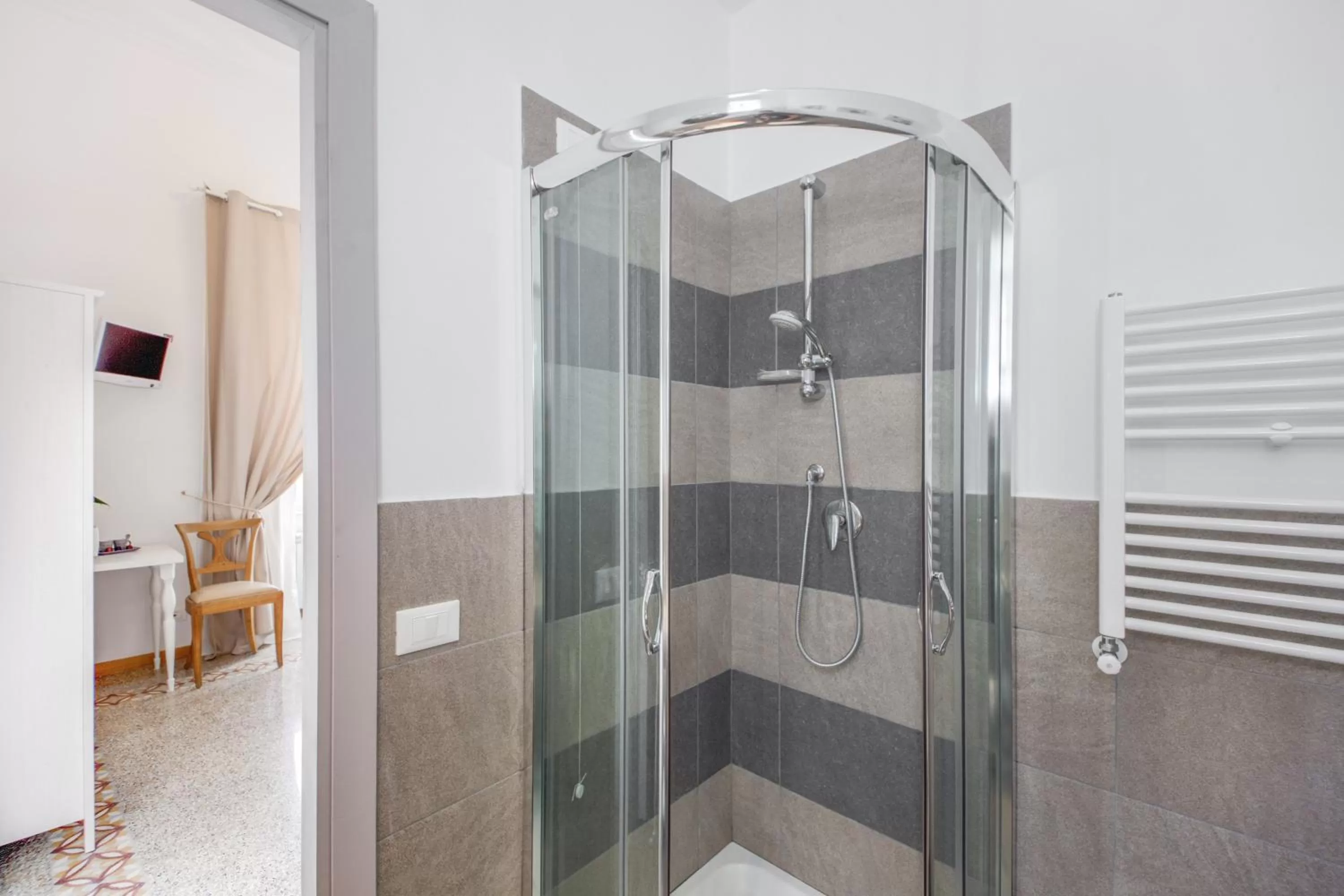 Shower in Biancorèroma B&B