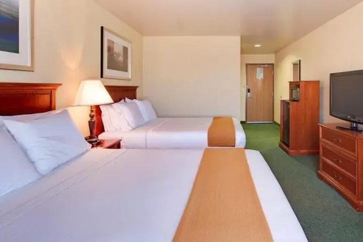 Photo of the whole room, Bed in Holiday Inn Express Tehachapi, an IHG Hotel