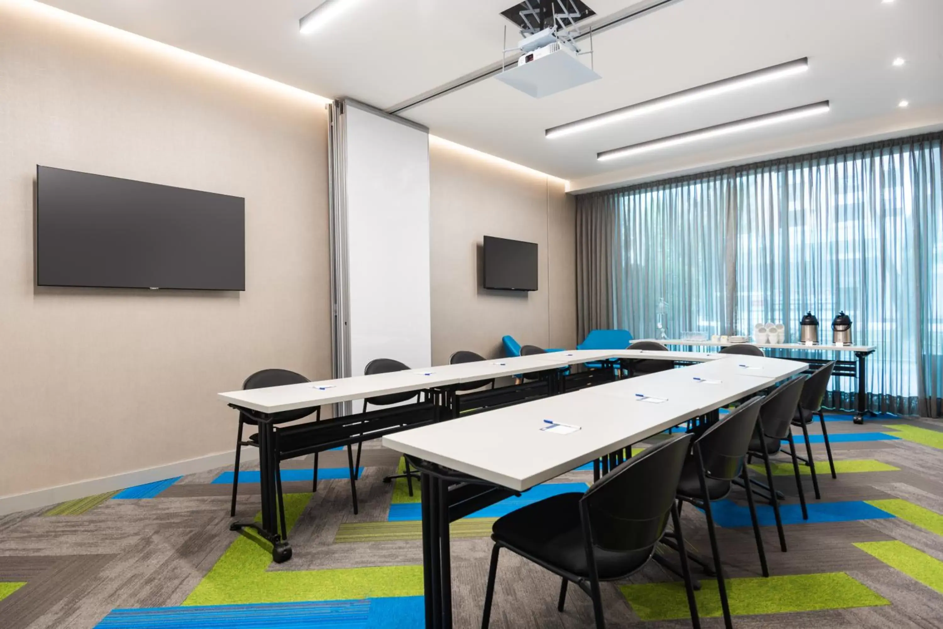 Meeting/conference room in Holiday Inn Express Bogotá - Parque La 93, an IHG Hotel