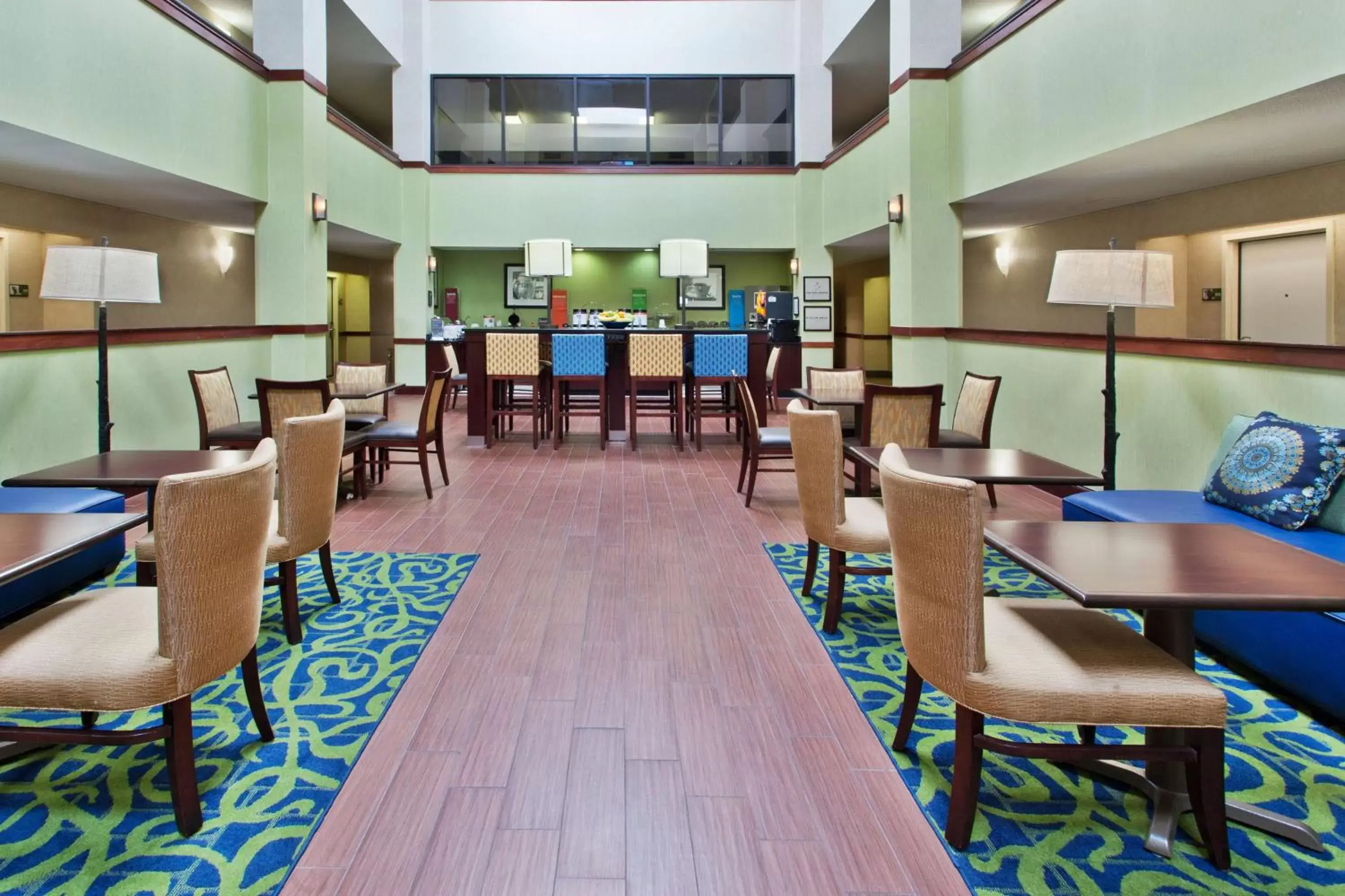 Dining area in Hampton Inn Bremen