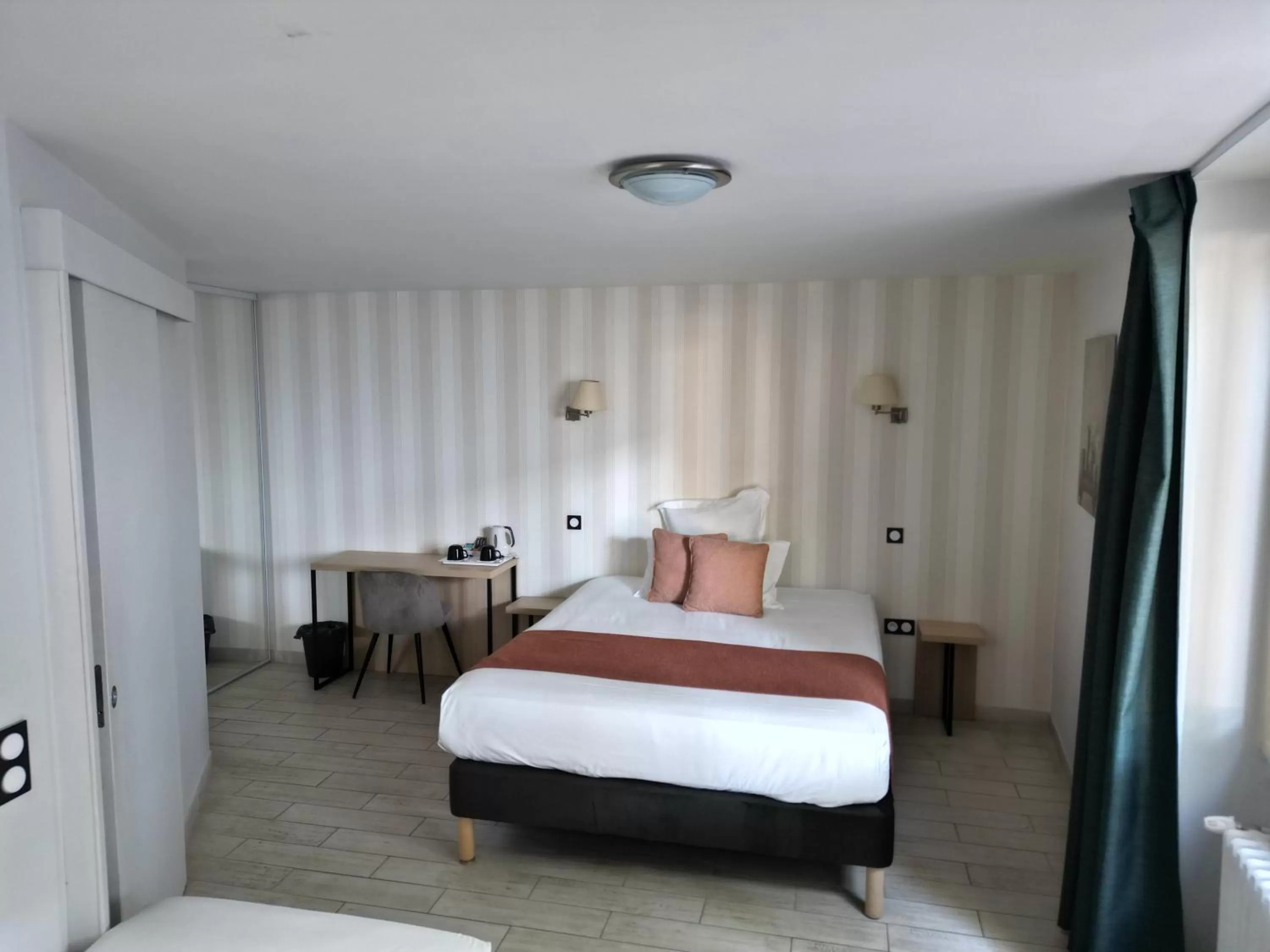 Photo of the whole room, Bed in Contact Hôtel les Platanes Villeneuve sur Lot Centre