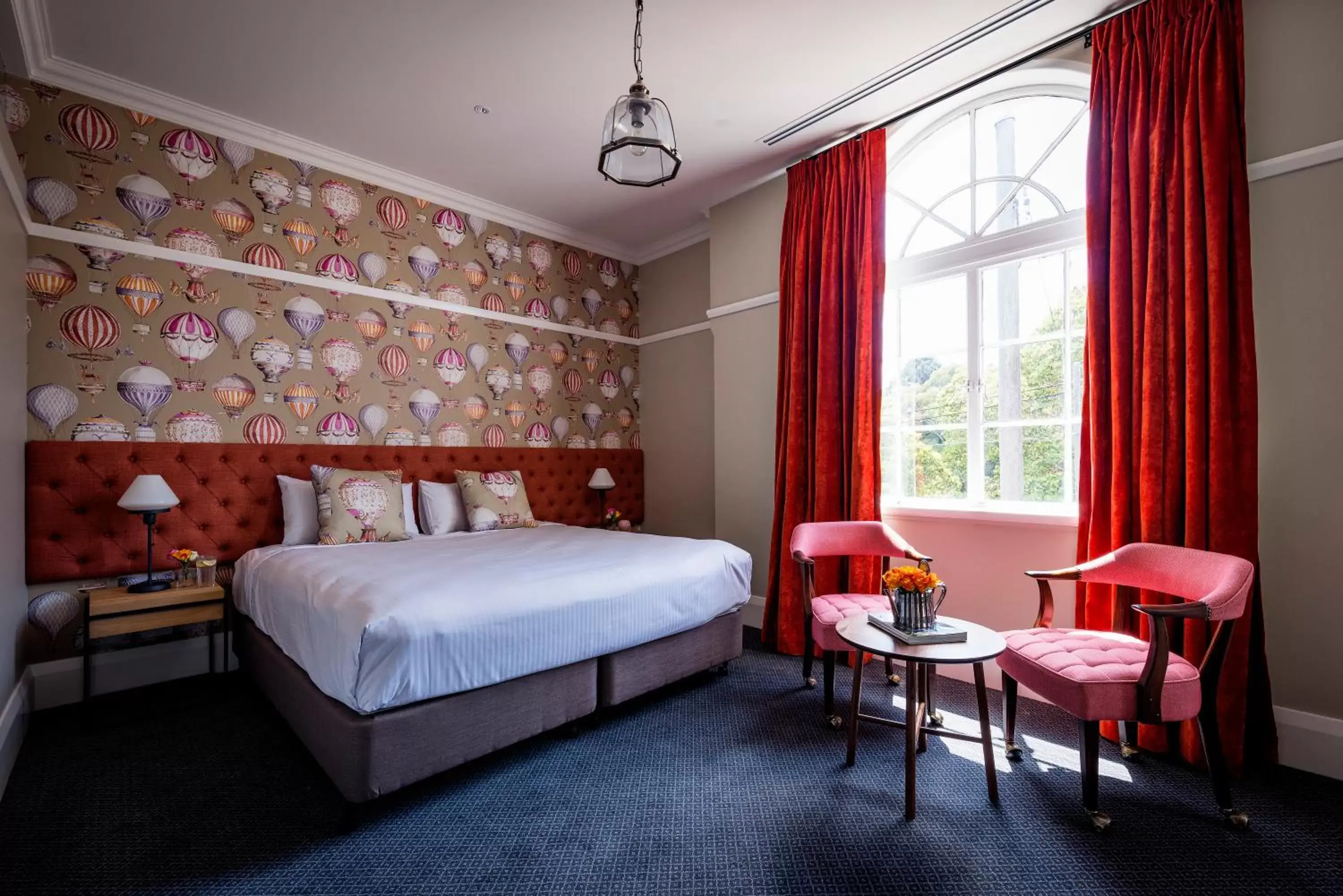 Seating area, Bed in The North Sydney Hotel