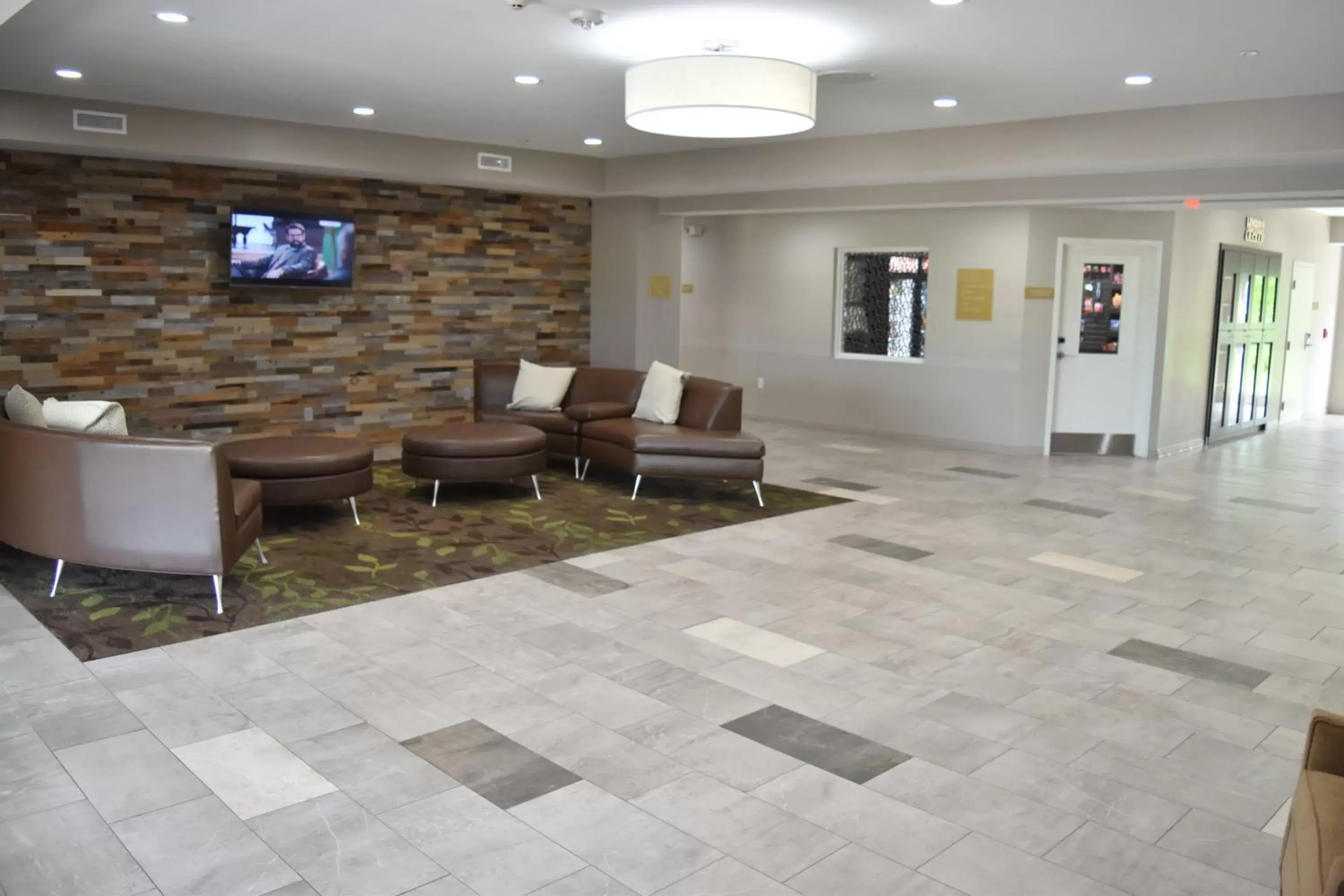 Property building, Lobby/Reception in Candlewood Suites Independence, an IHG Hotel