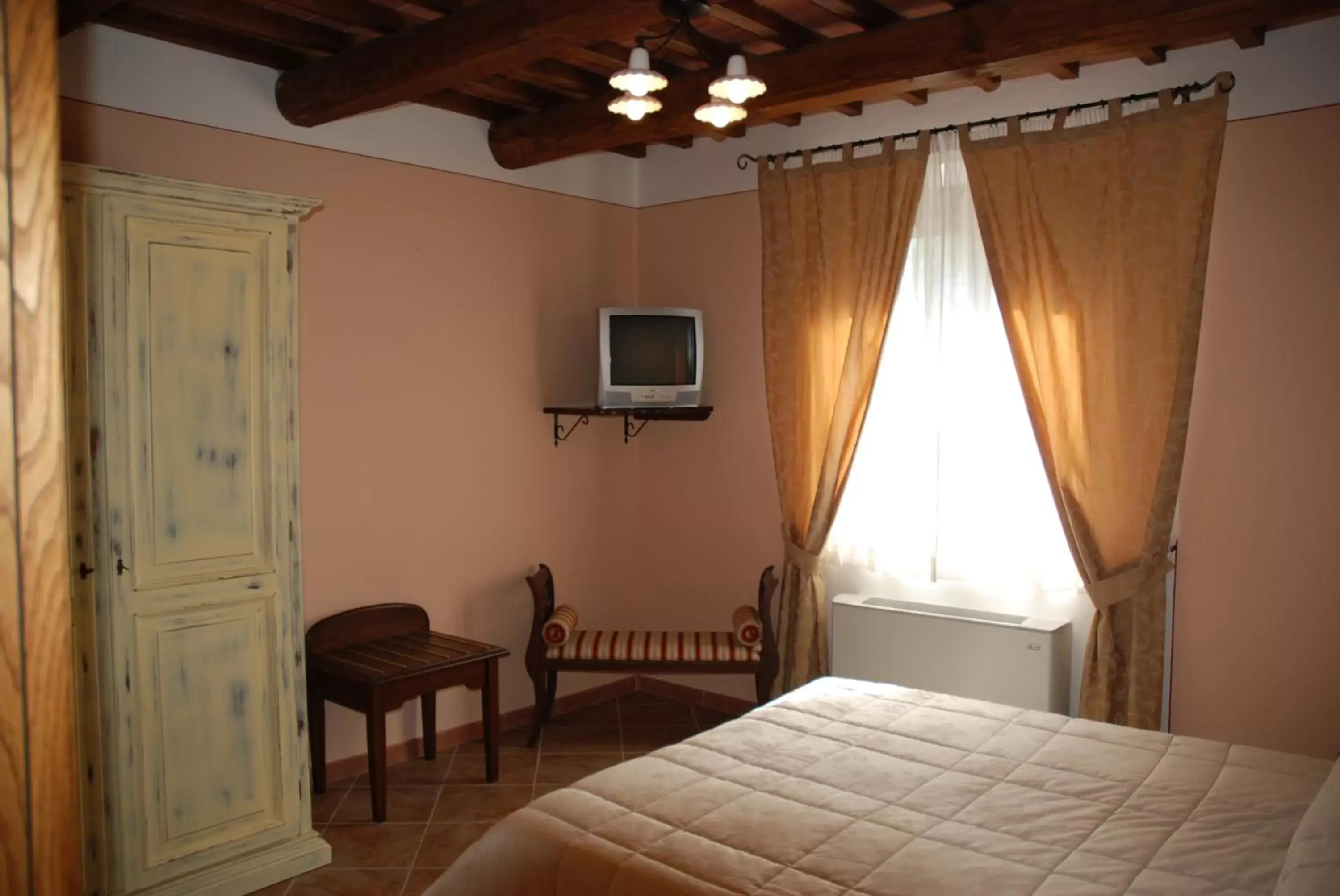 Bedroom, Bed in Albergo La Foresteria