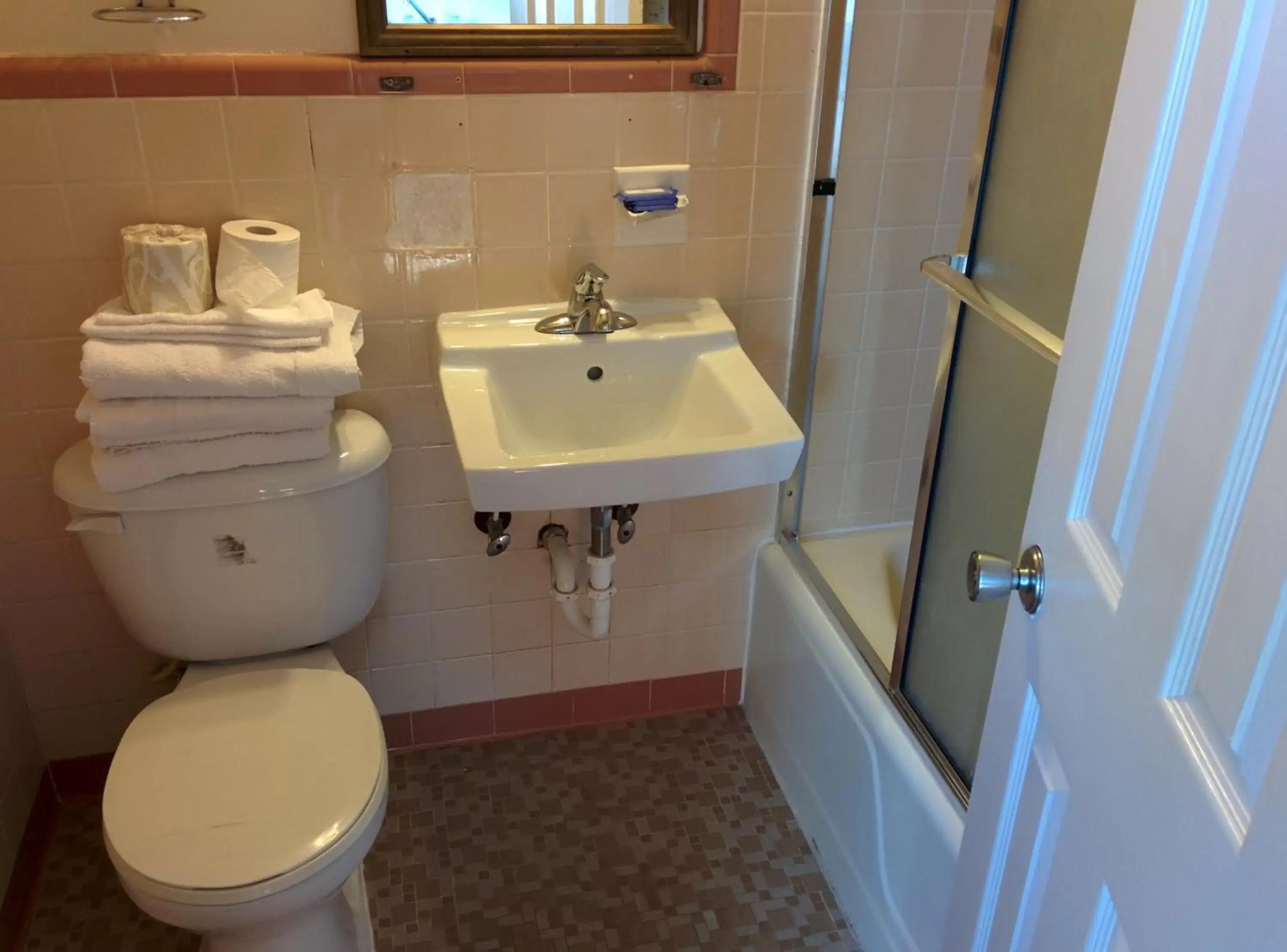 Bathroom in Wayfarer Motel