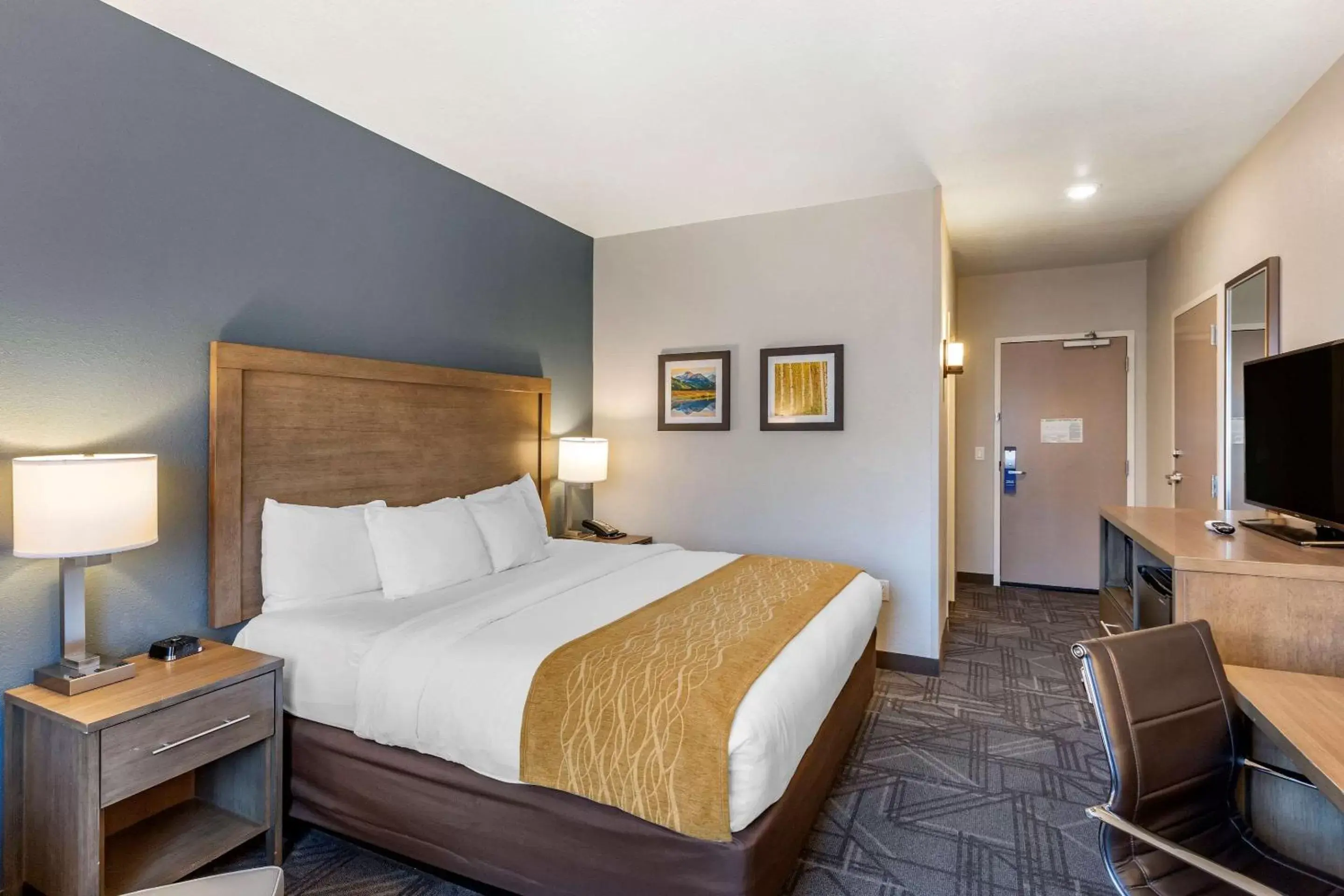 Photo of the whole room, Bed in Comfort Inn & Suites Salt Lake City Airport