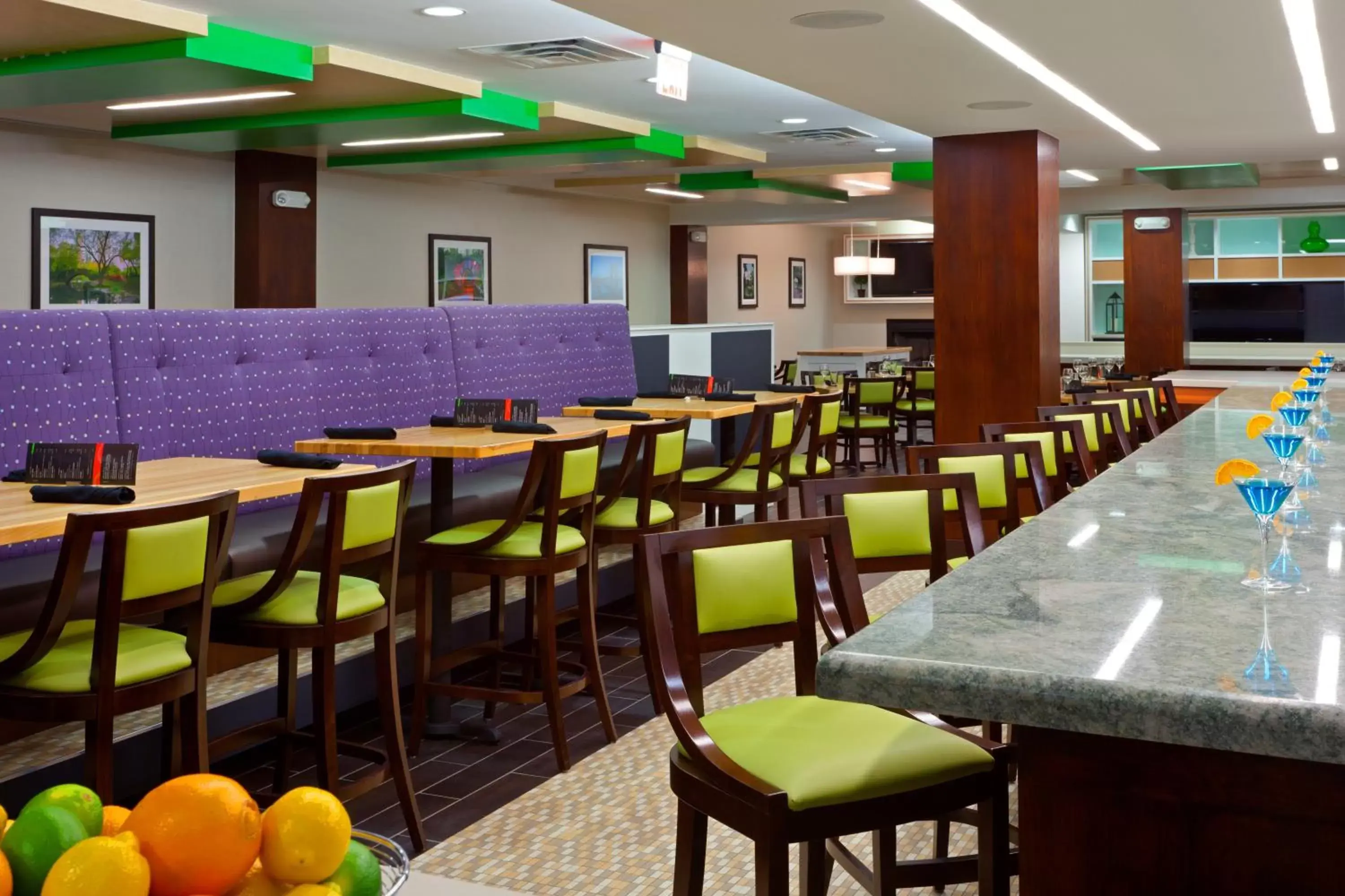 Lounge or bar, Restaurant/Places to Eat in Holiday Inn Clark - Newark, an IHG Hotel