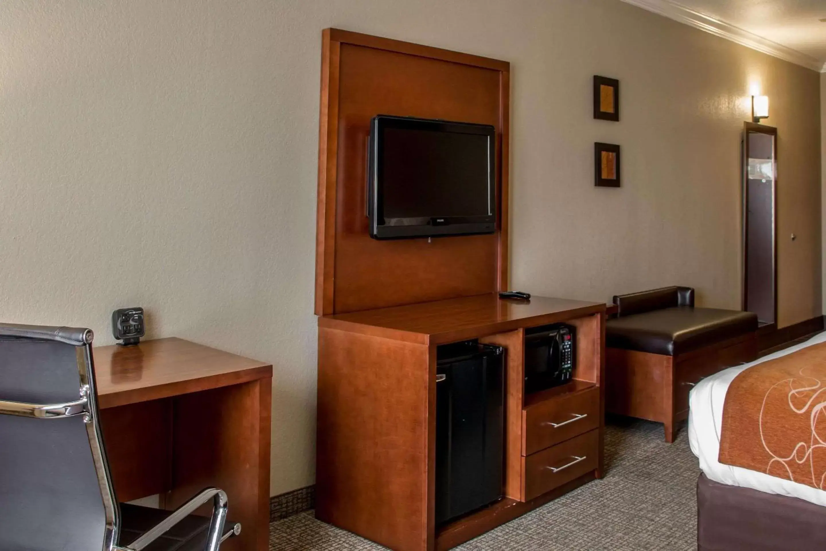 Photo of the whole room, TV/Entertainment Center in Comfort Suites New Braunfels