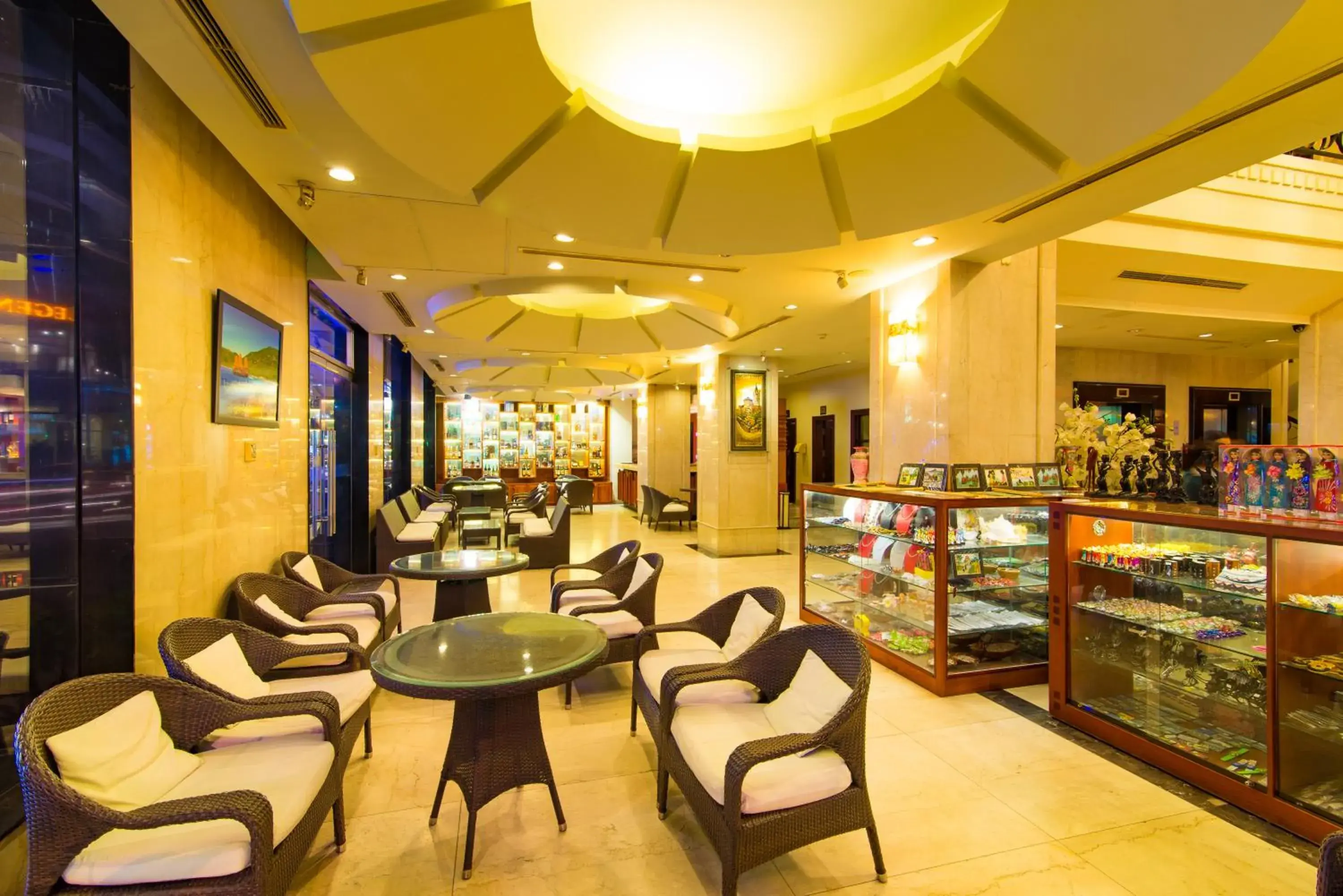 Lounge or bar, Restaurant/Places to Eat in Asia Paradise Hotel