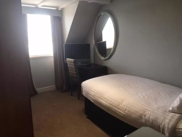 Single Room in Barons Court Hotel Walsall
