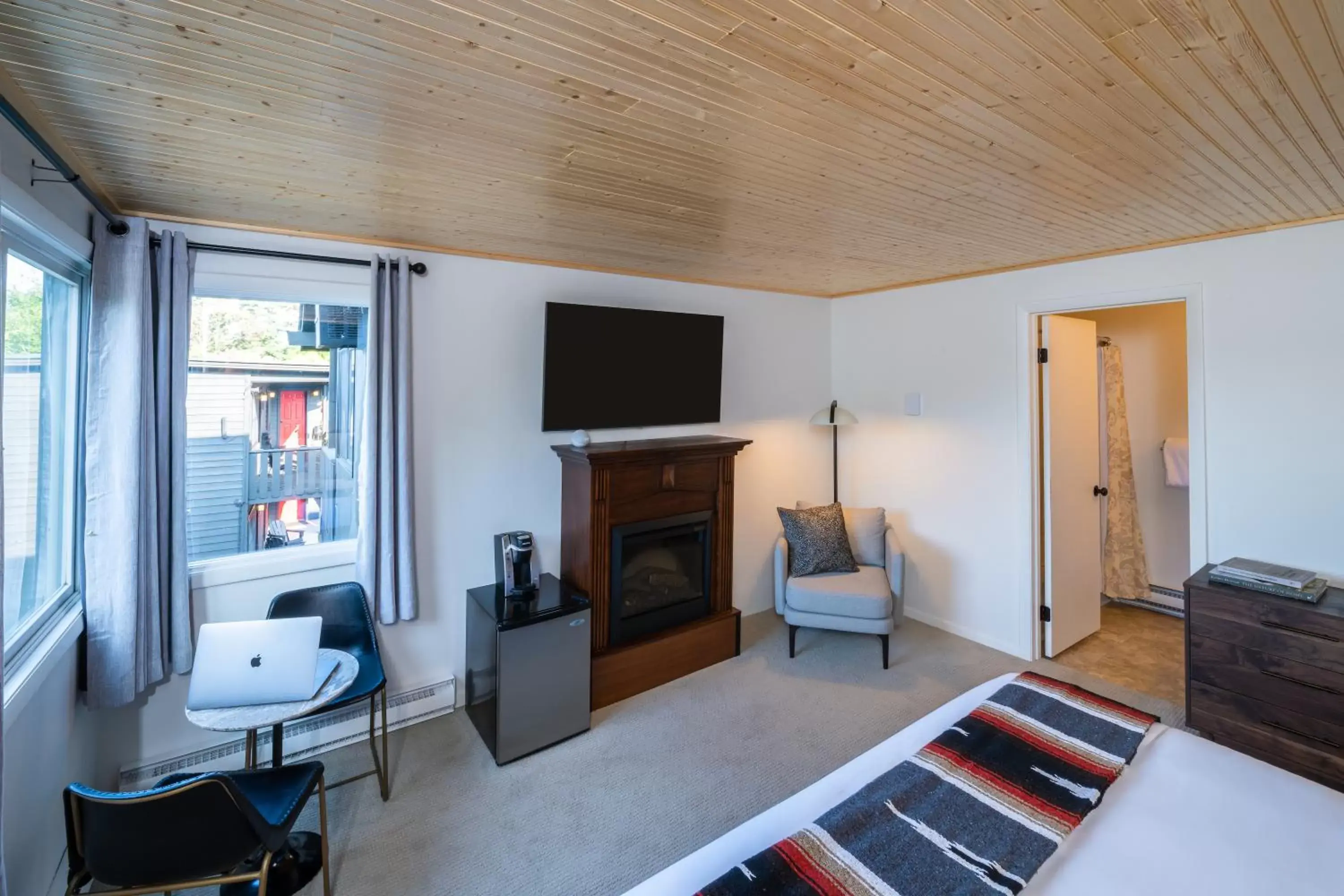 Seating area, TV/Entertainment Center in Placid Bay Hotel