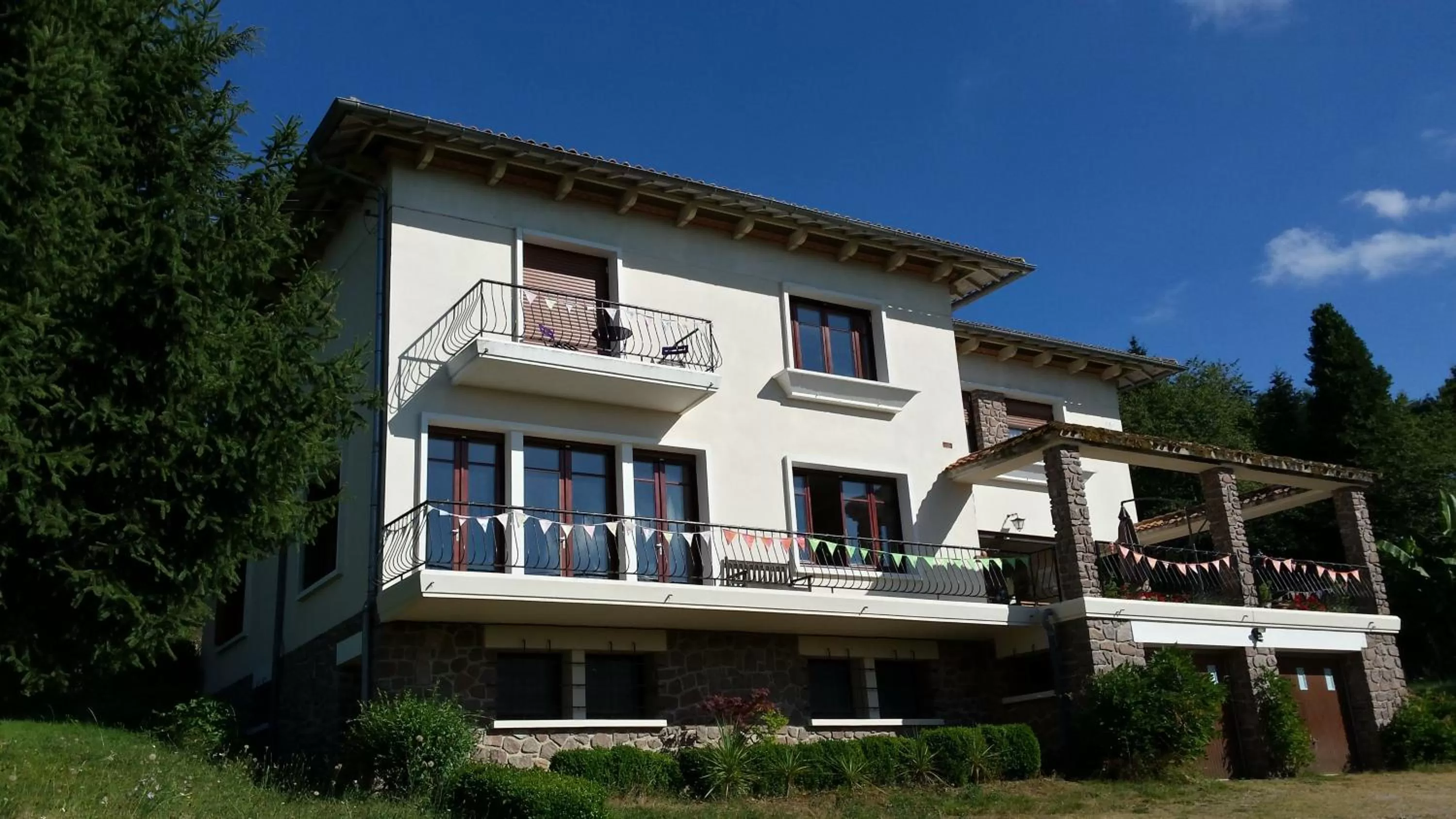 Property building in 13 Bees