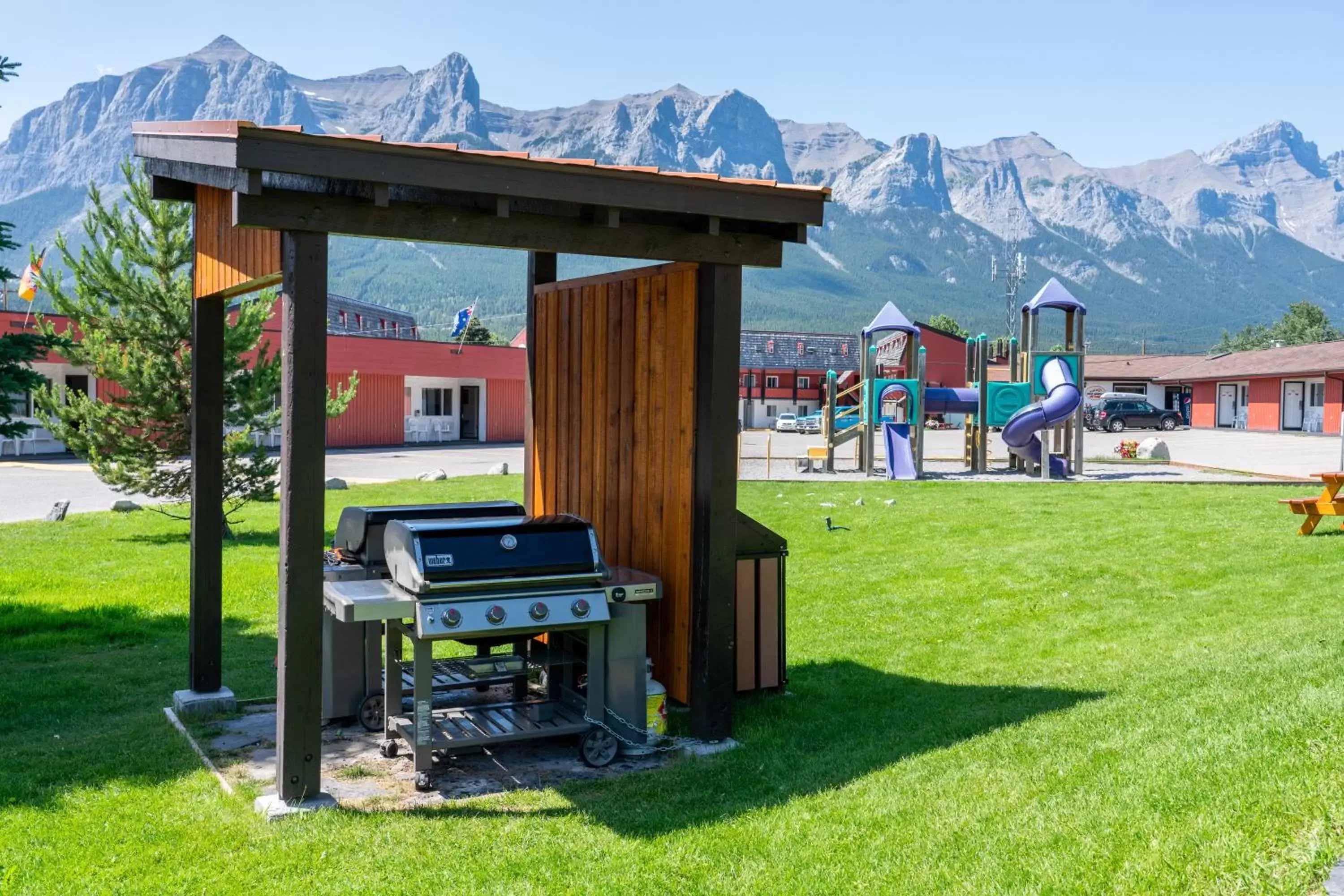 BBQ facilities in Rocky Mountain Ski Lodge