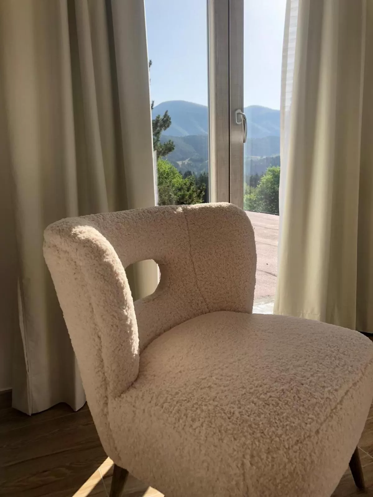 Mountain view, Seating Area in Relais Chalons d’Orange