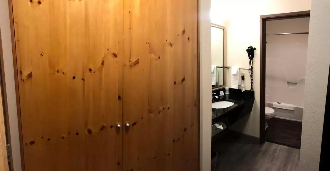 Shower in Best Western Mt. Hood Inn