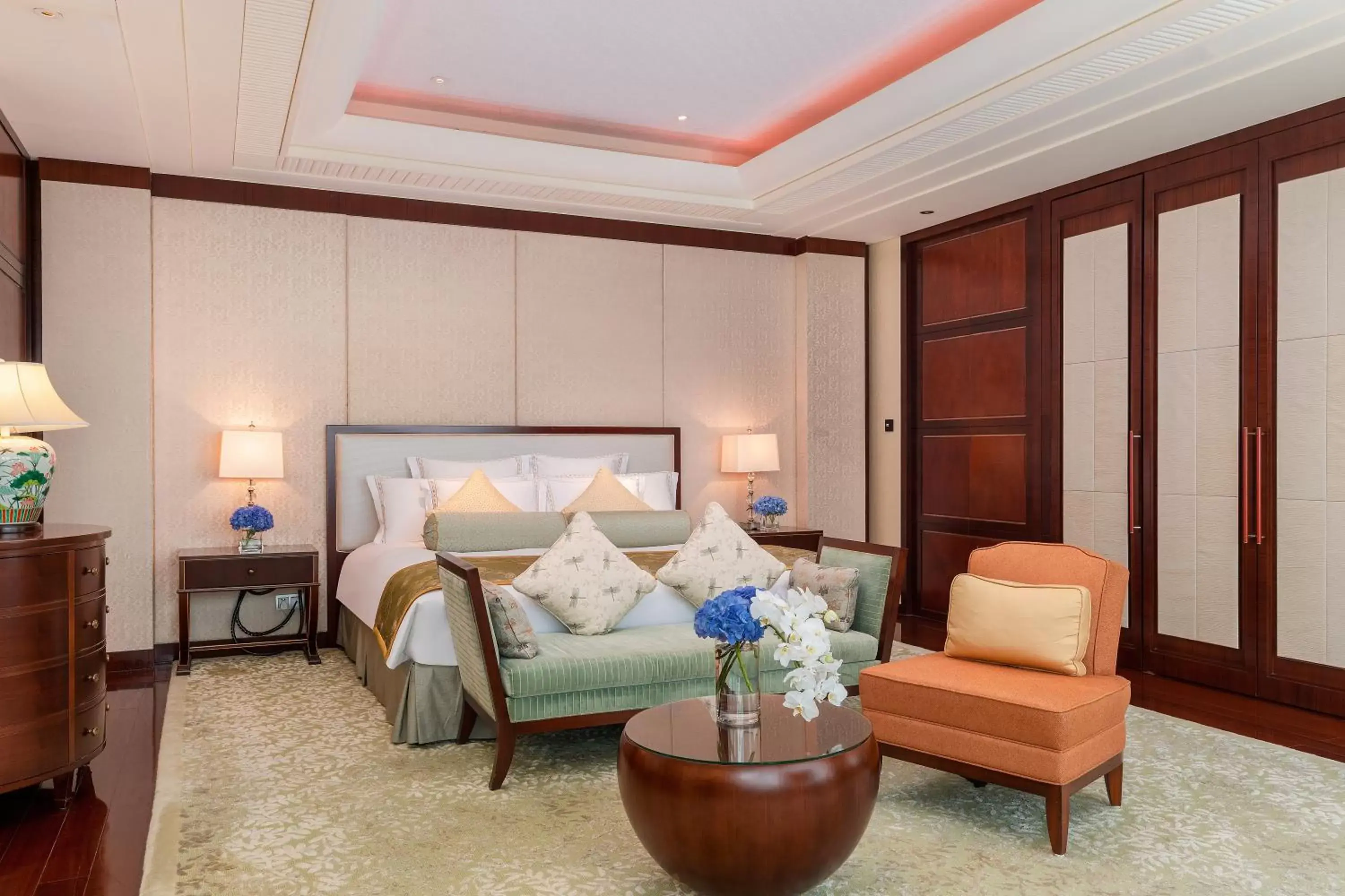 Bedroom, Bed in The Ritz-Carlton, Shenzhen