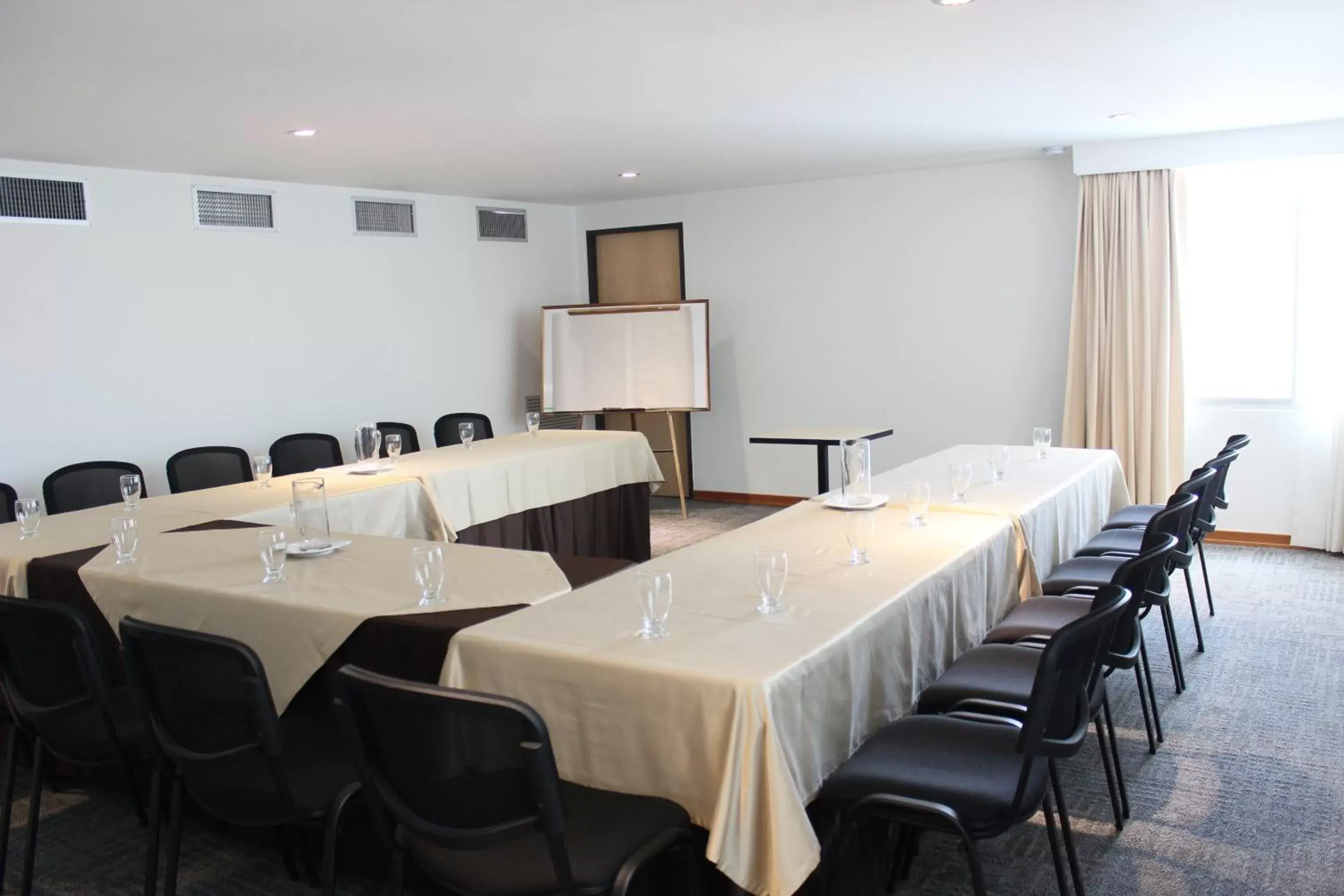 Meeting/conference room in Novelty Suites Hotel