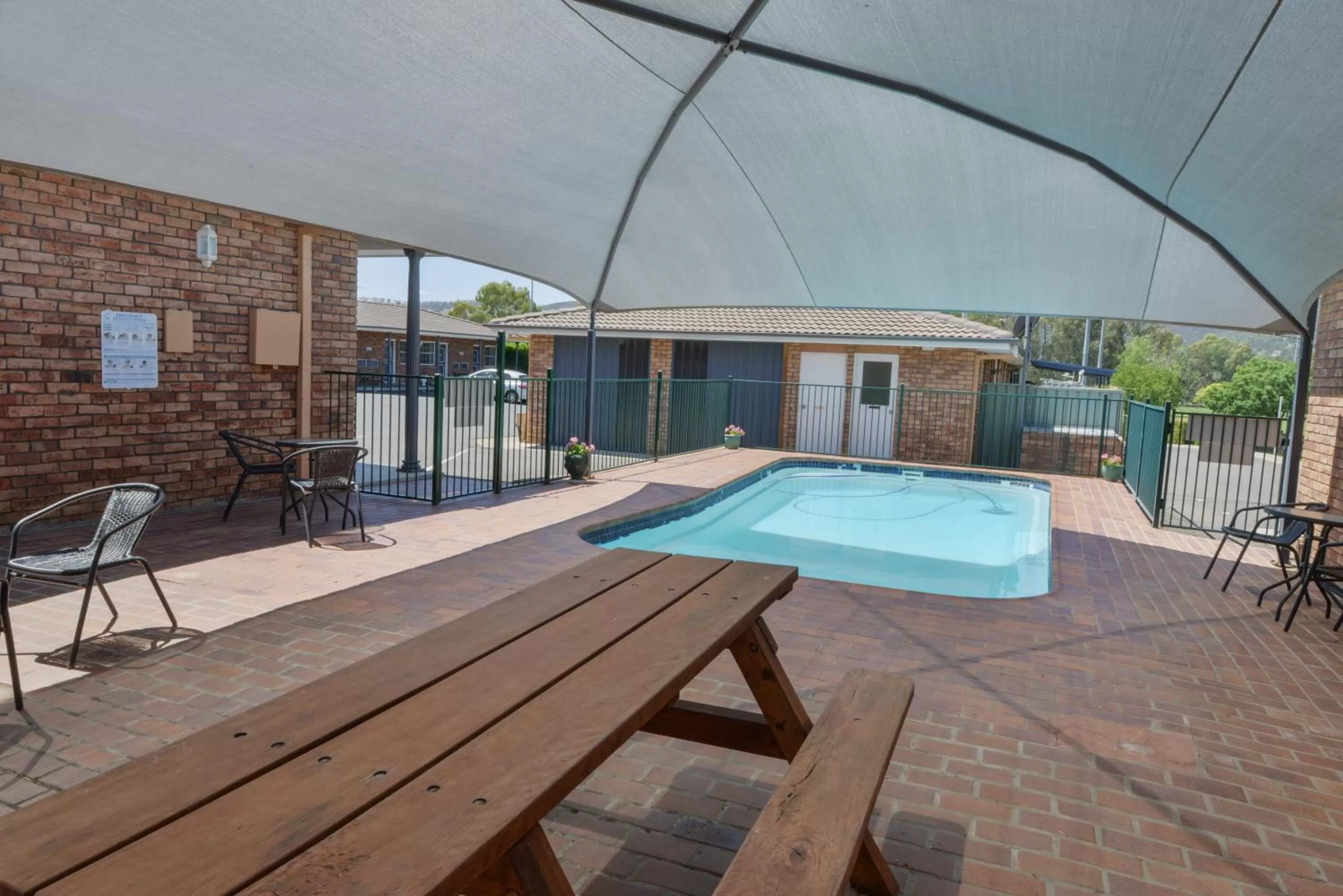 Swimming pool in Cadman Motor Inn and Apartments