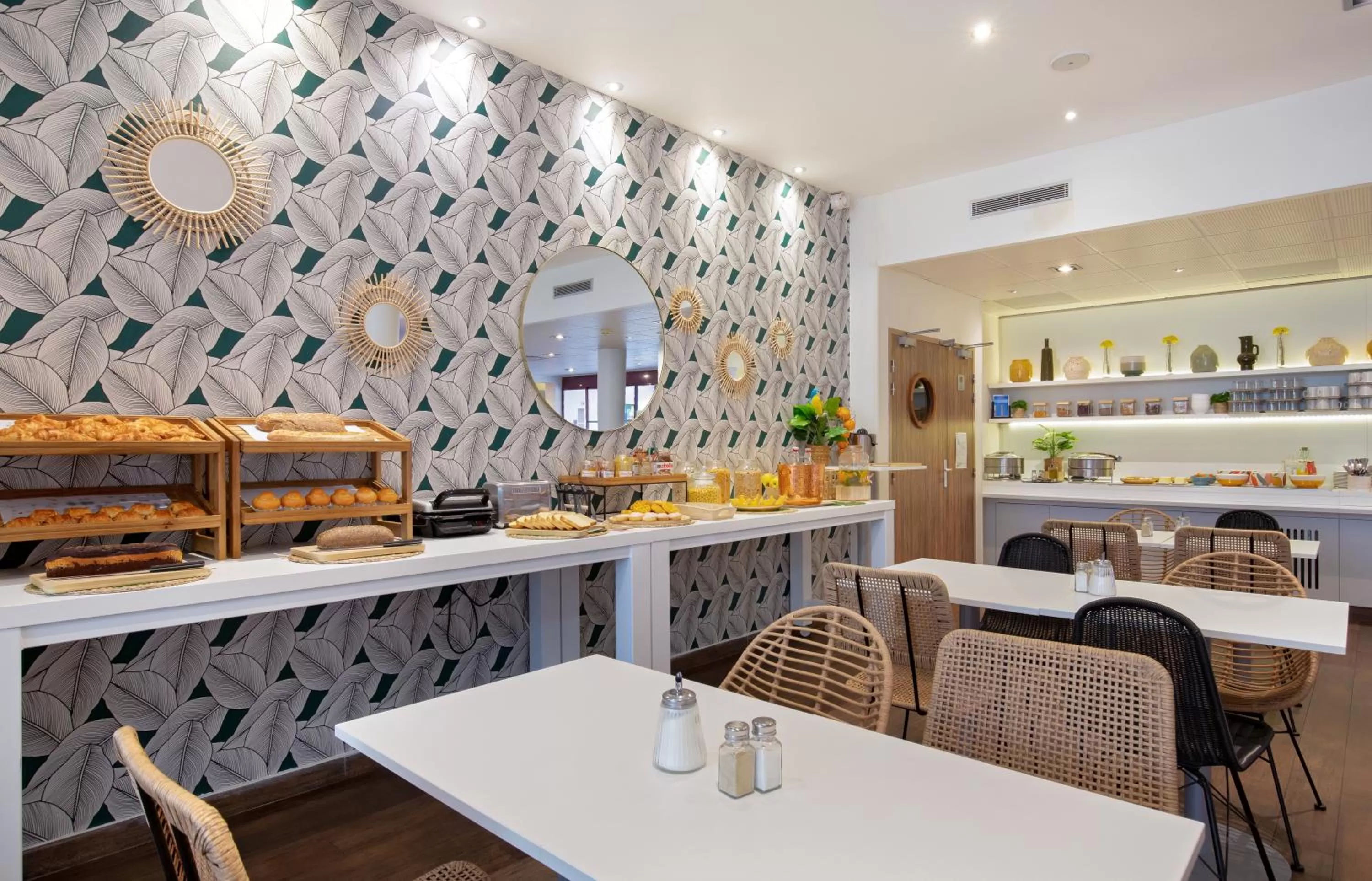 Breakfast in Novotel Suites Perpignan Centre - Grandes Suites & Confort Centre-Ville