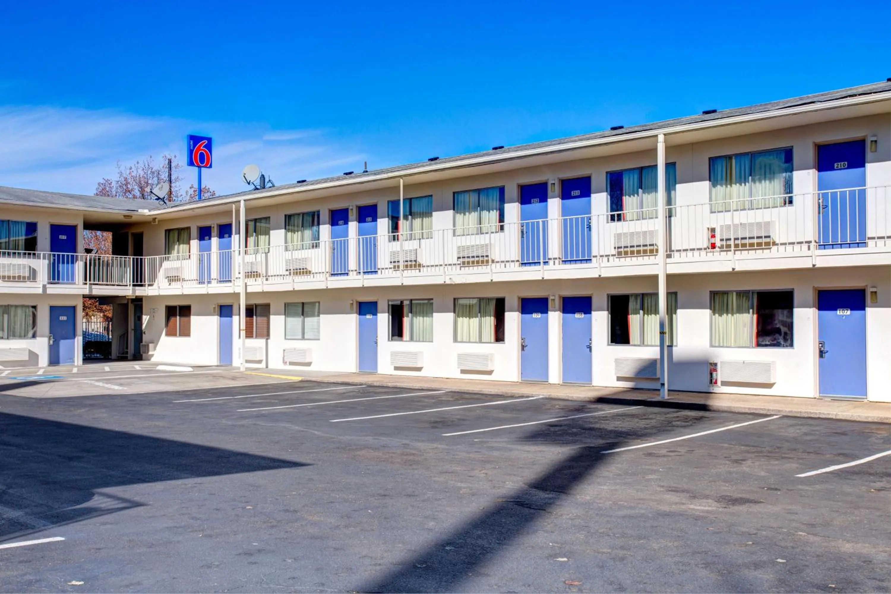 Property building in Motel 6-Murfreesboro, TN