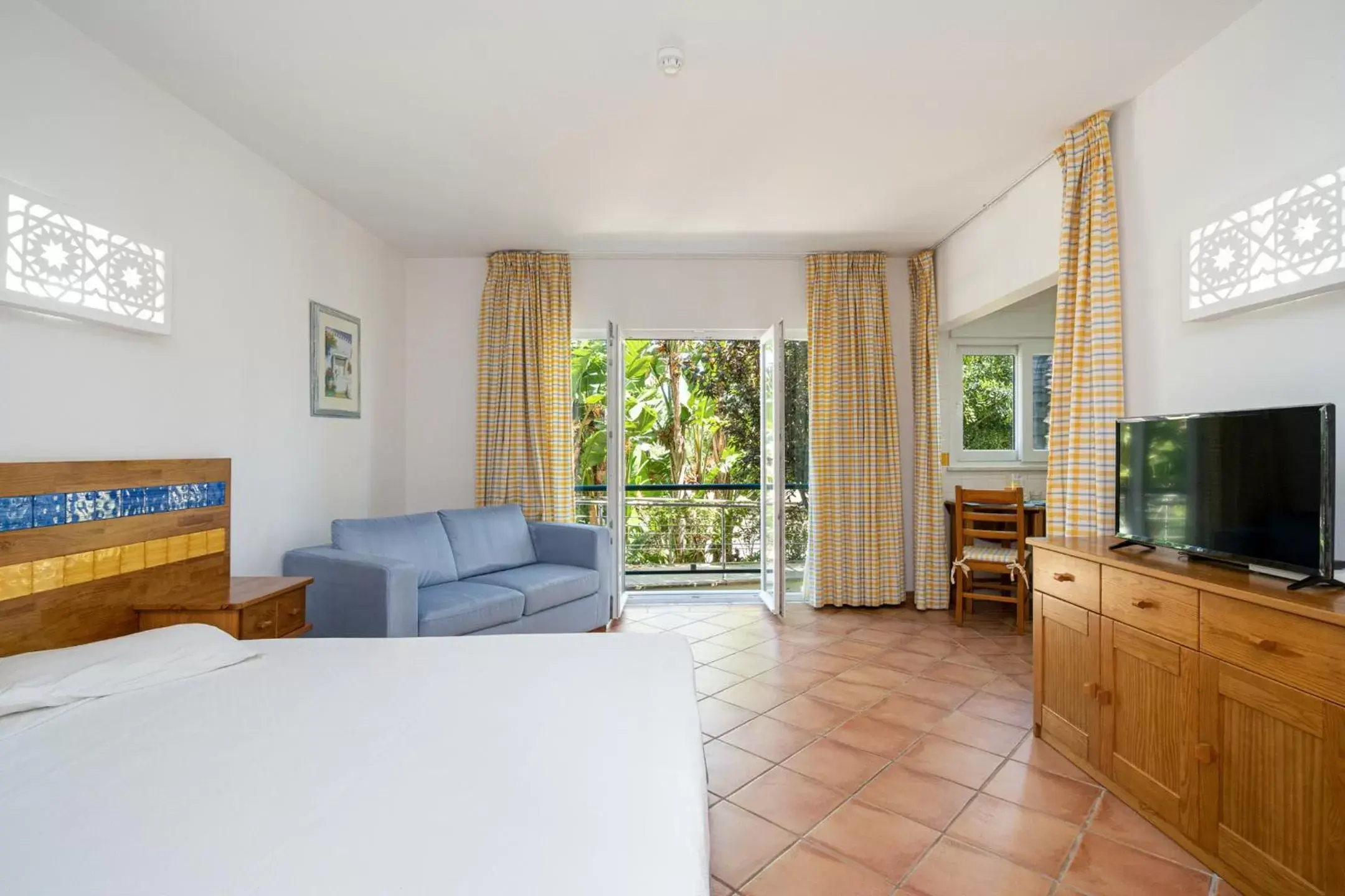 Living room, Bed in Quinta do Morgado - Apartamentos Turisticos Monte Da Eira Living room, Bed in Quinta do Morgado - Apartamentos Turisticos Monte Da Eira