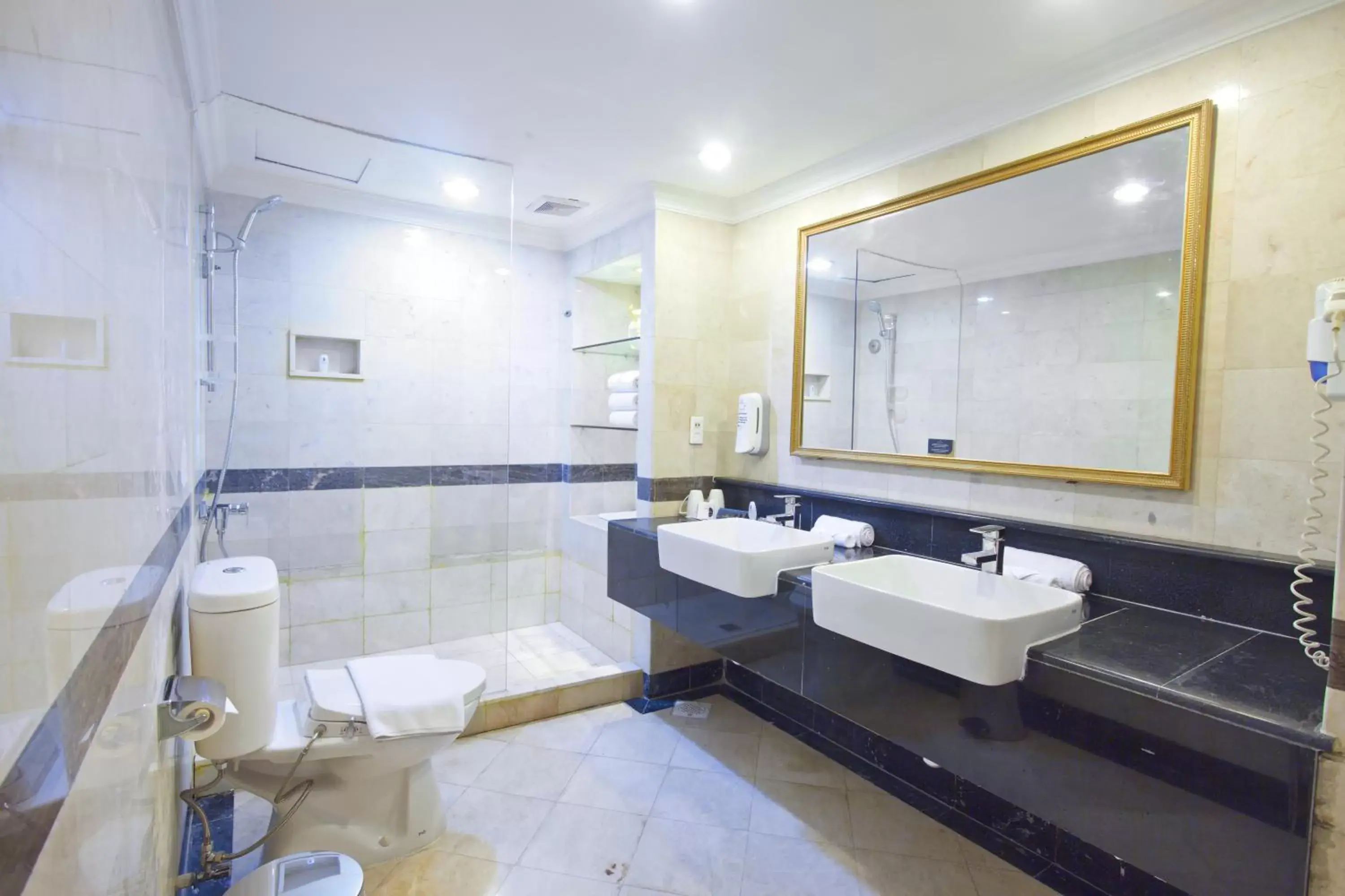 Bathroom in Metro Park View Hotel Kota Lama Semarang