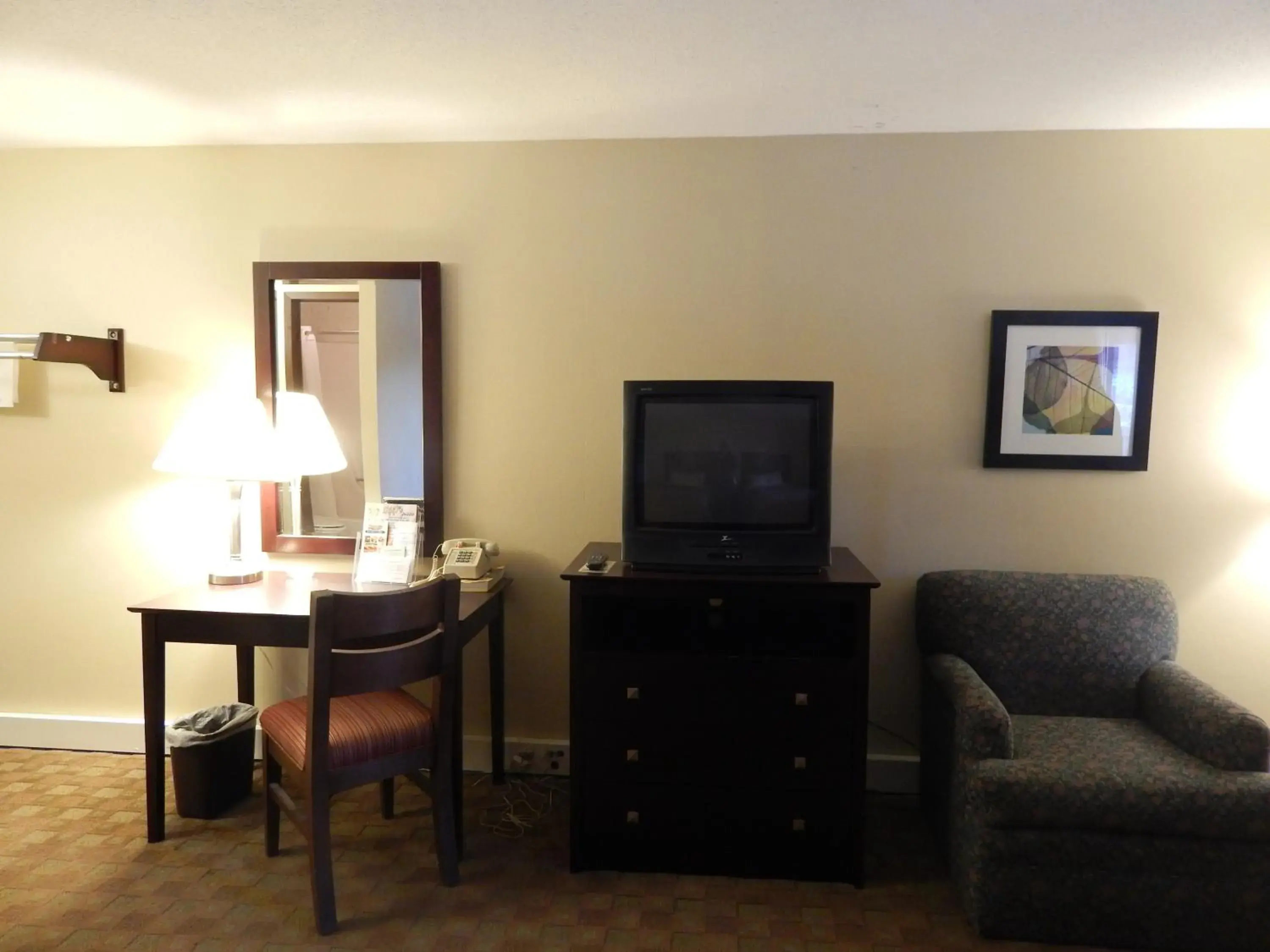 Seating area, TV/Entertainment Center in Super 8 by Wyndham White River Junction