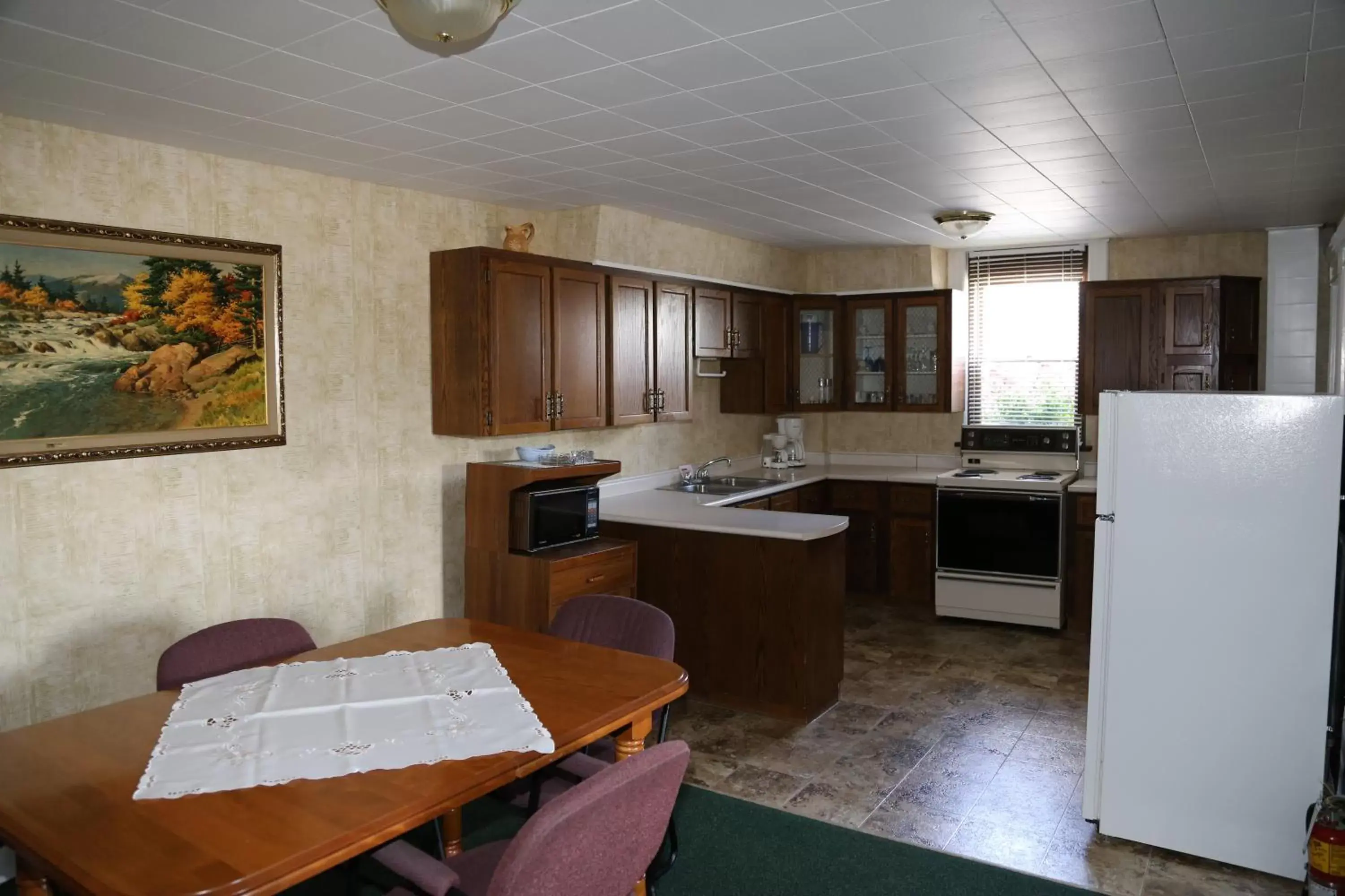 Coffee/tea facilities, Kitchen/Kitchenette in Country Inn Listowel