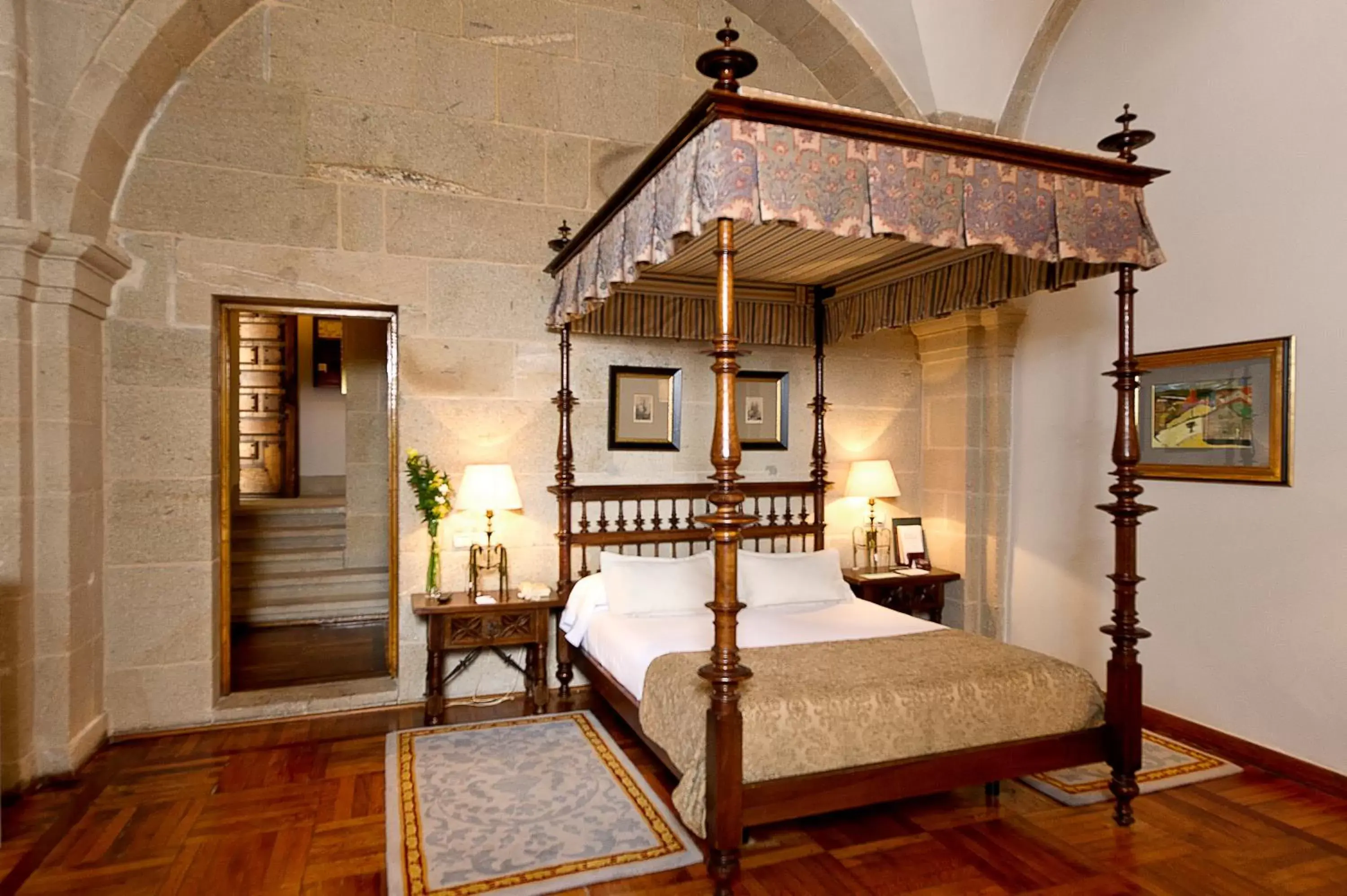 Photo of the whole room, Bed in Parador de Santiago - Hostal Reis Catolicos