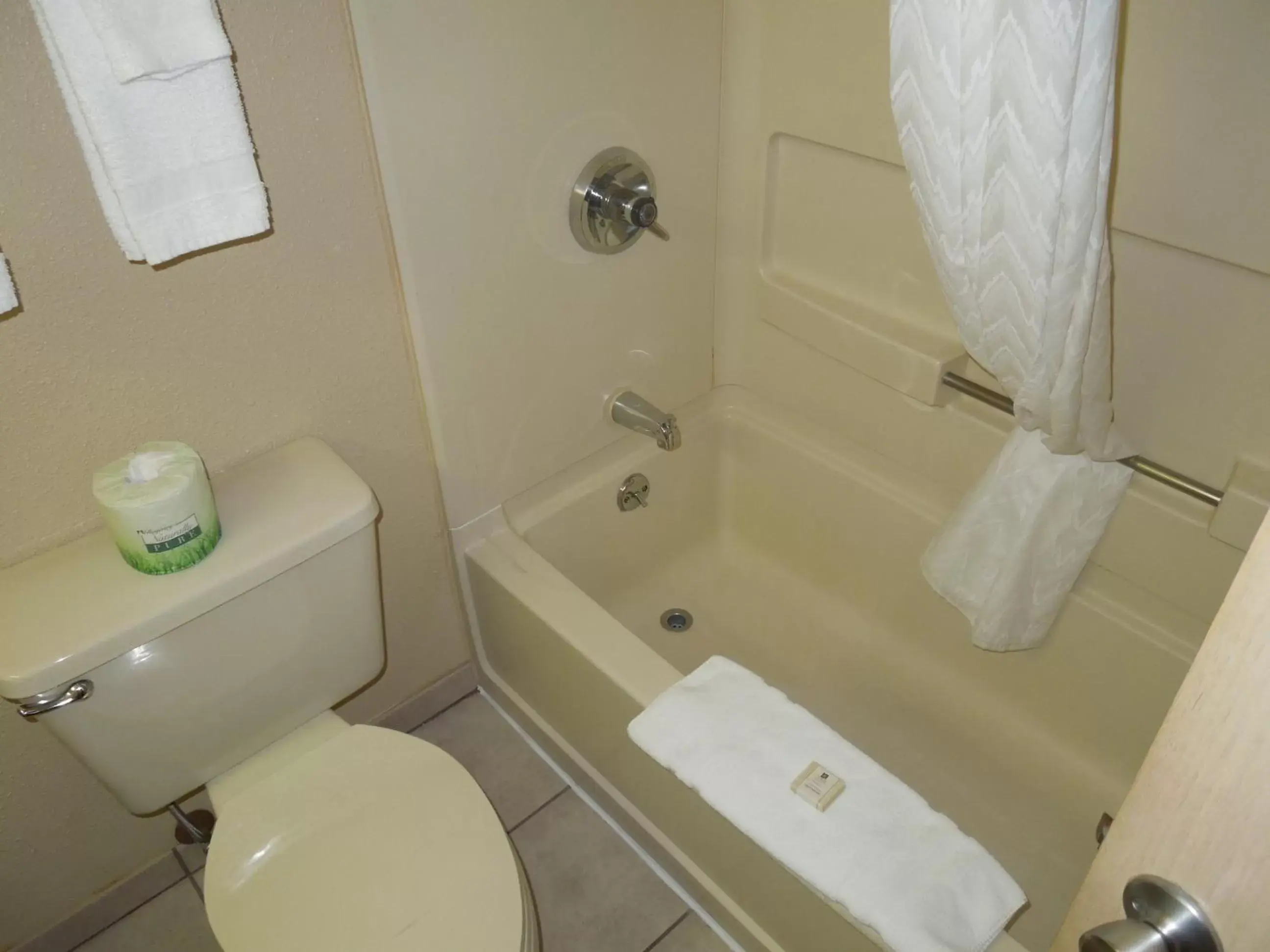 Bathroom in Ebb Tide Oceanfront Inn