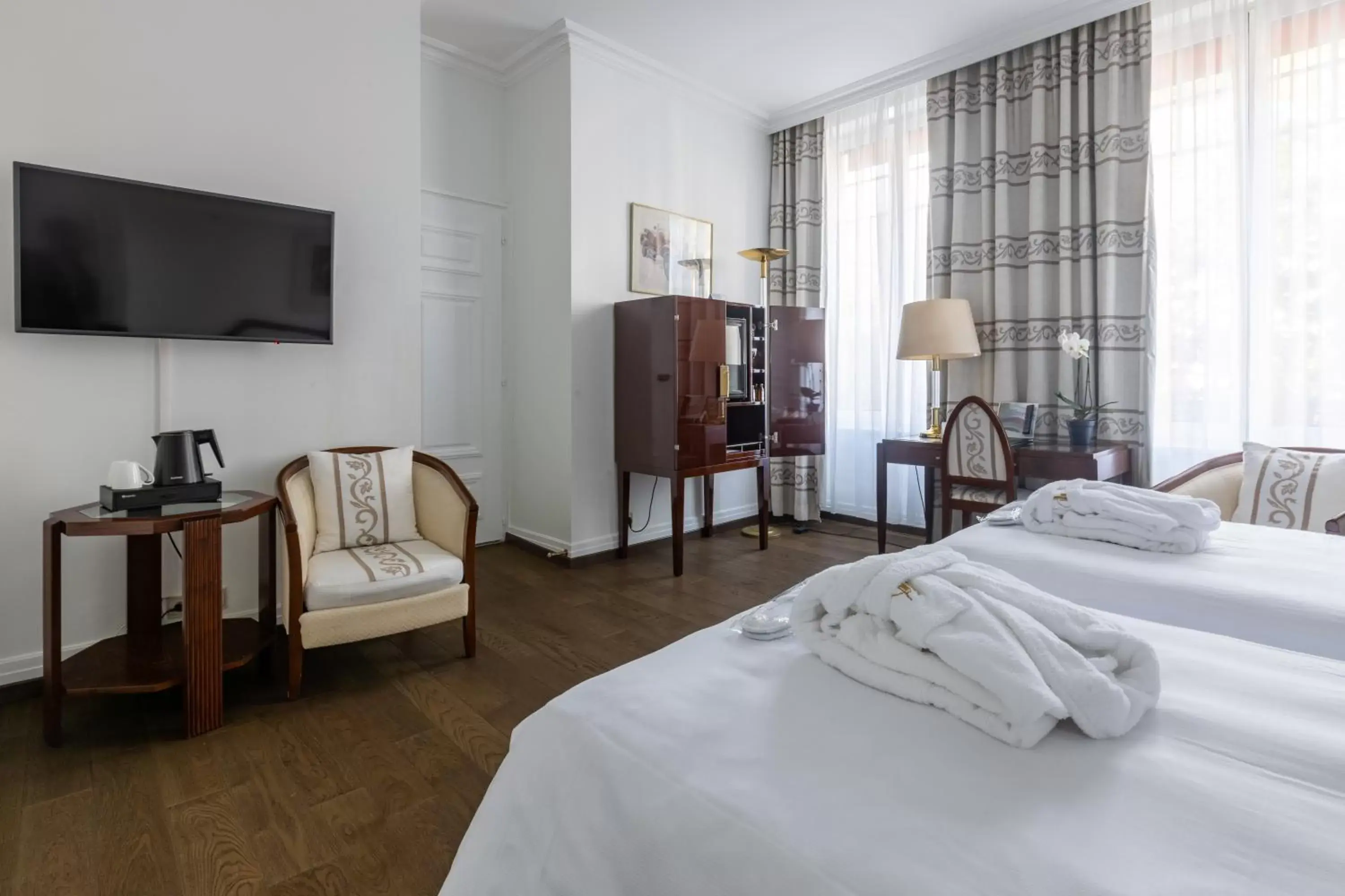 Photo of the whole room, TV/Entertainment Center in Hotel Du Parc - Mulhouse Centre