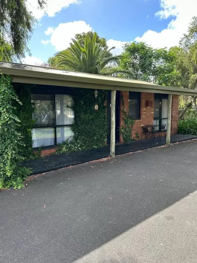 Property Building in Best Western Colonial Village Motel