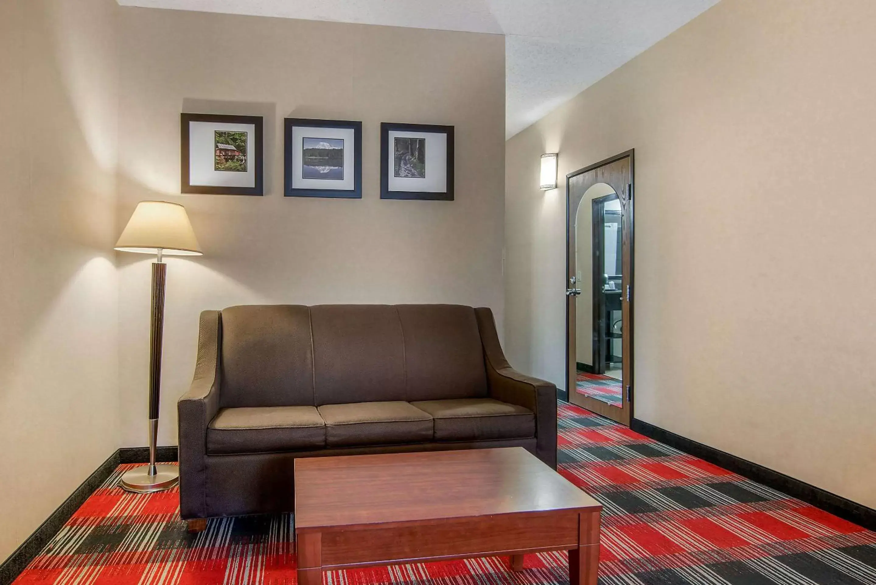 Photo of the whole room, Seating Area in Comfort Suites Near Vancouver Mall