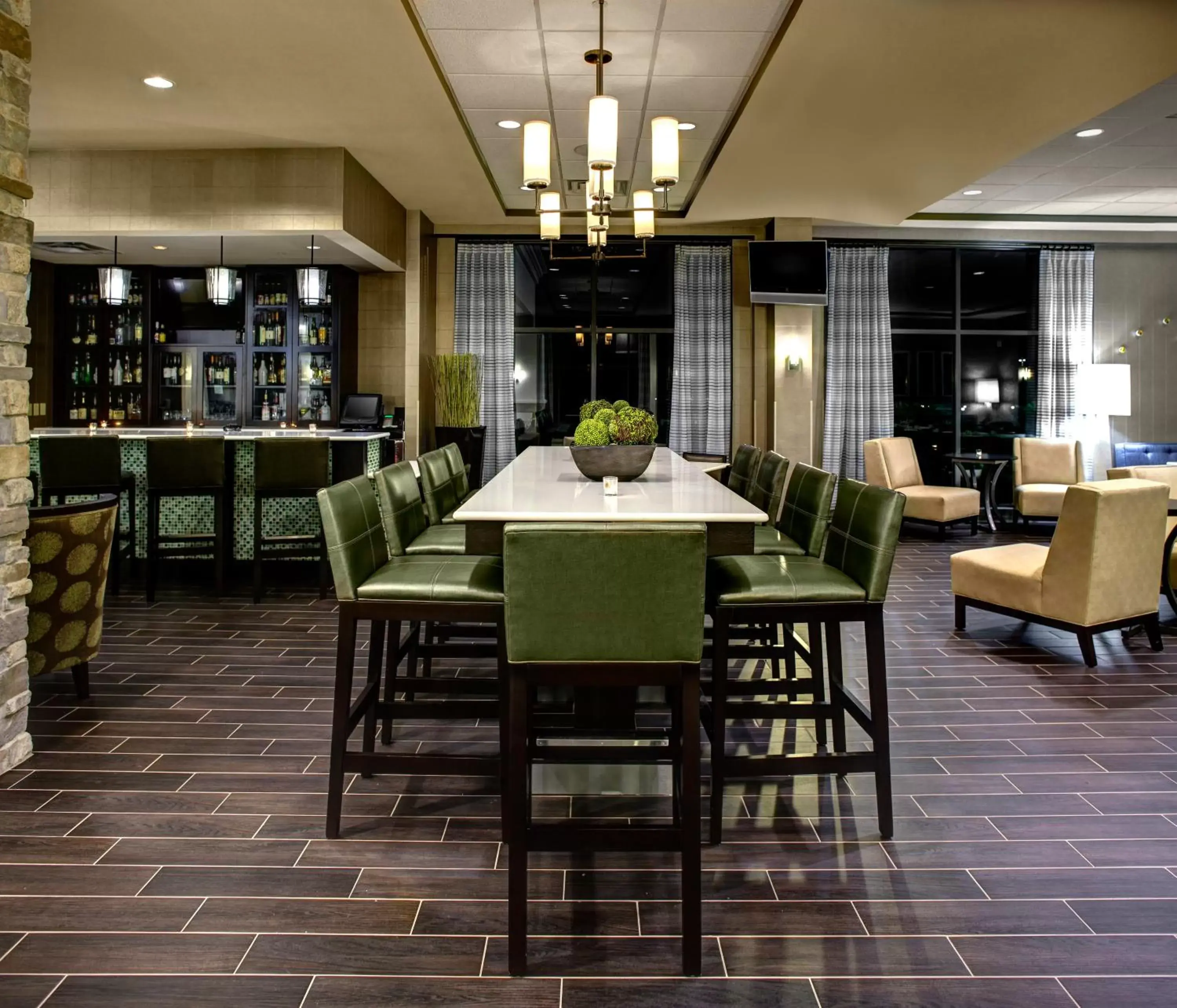 Lounge or bar, Restaurant/Places to Eat in Holiday Inn Indianapolis North-Carmel, an IHG Hotel