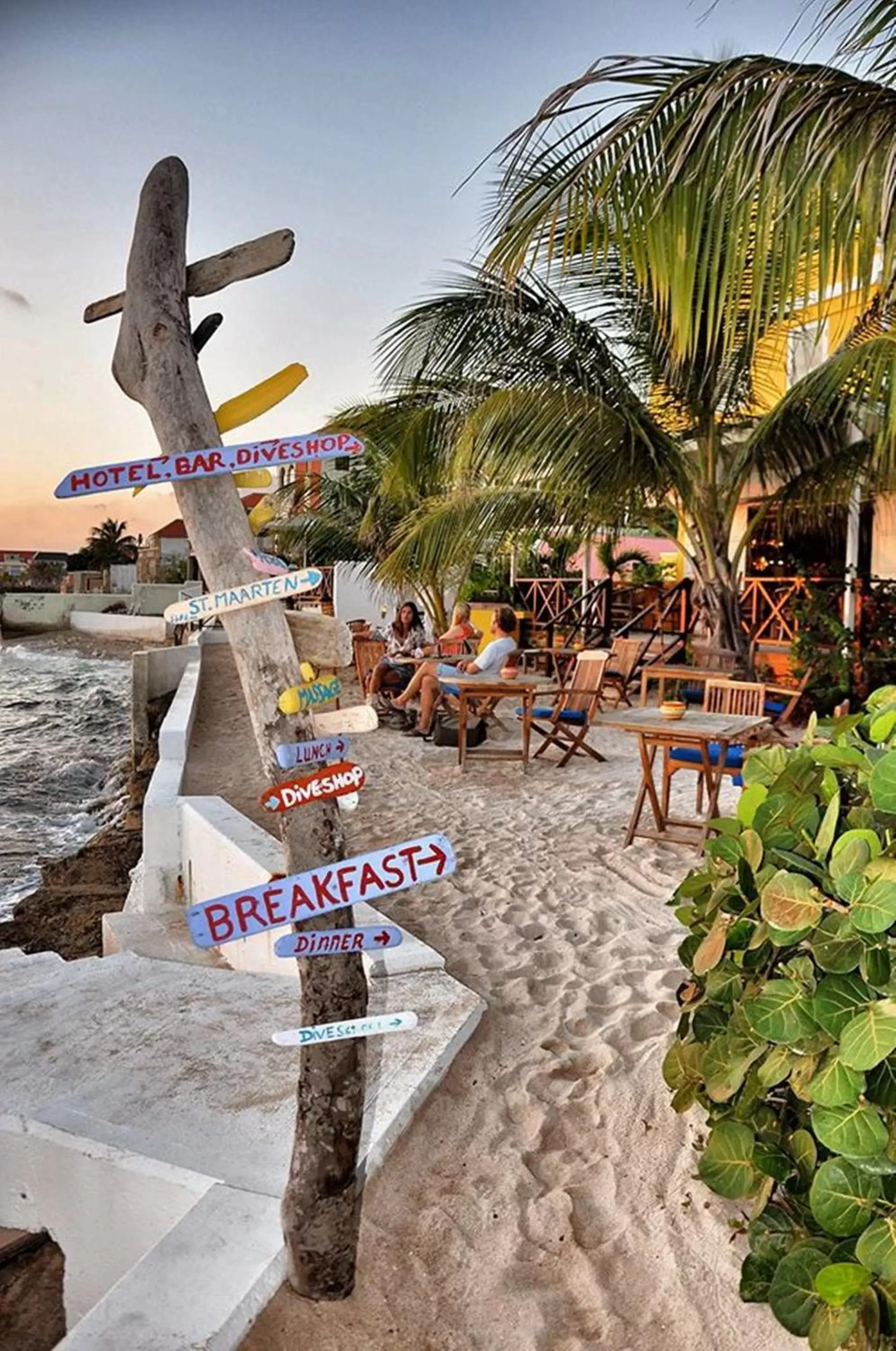 Restaurant/places to eat, Beach in Scuba Lodge & Suites